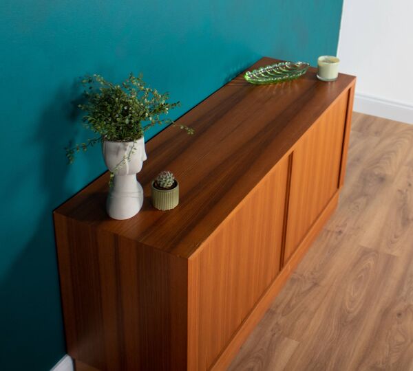 Buffet danois à porte tambour en teck rétro danois moderne Poul Hundevad (HU)