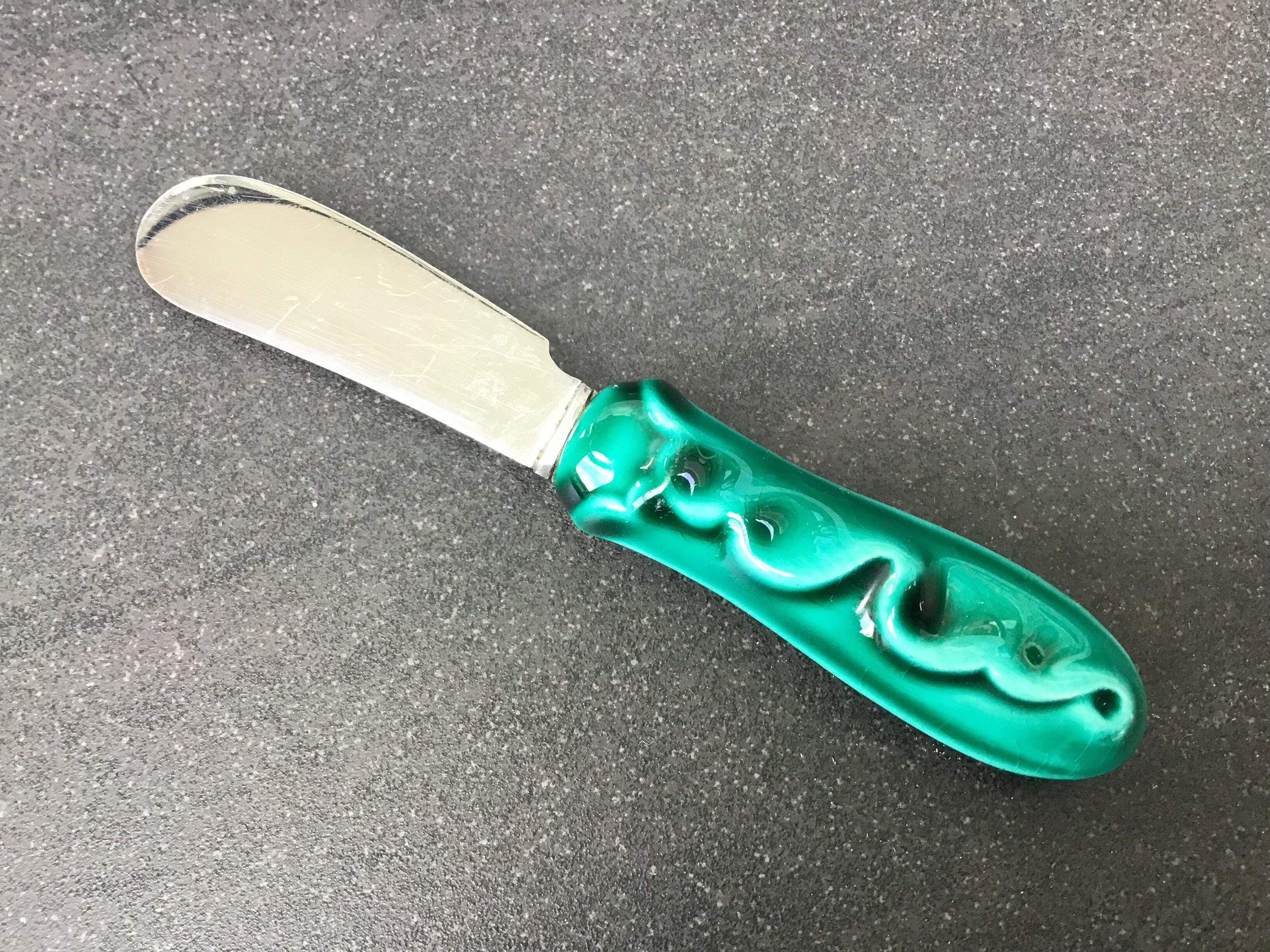 Verceram butter dish in the shape of a leaf, with its knife