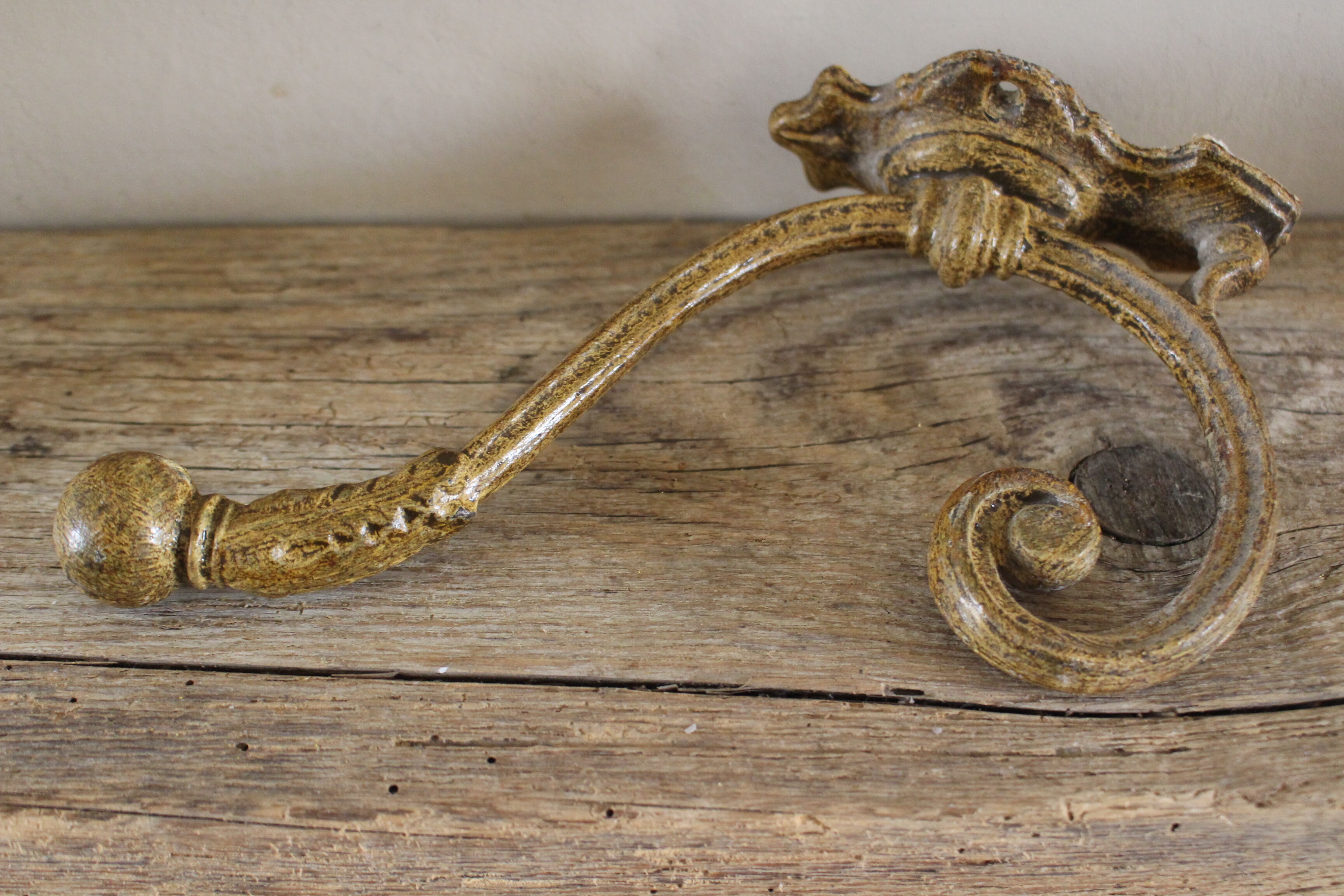 Coat rack metal rocaille hook round hook