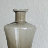 Carafe, bouteille ancienne en verre fumé avec bouchon sculpté.