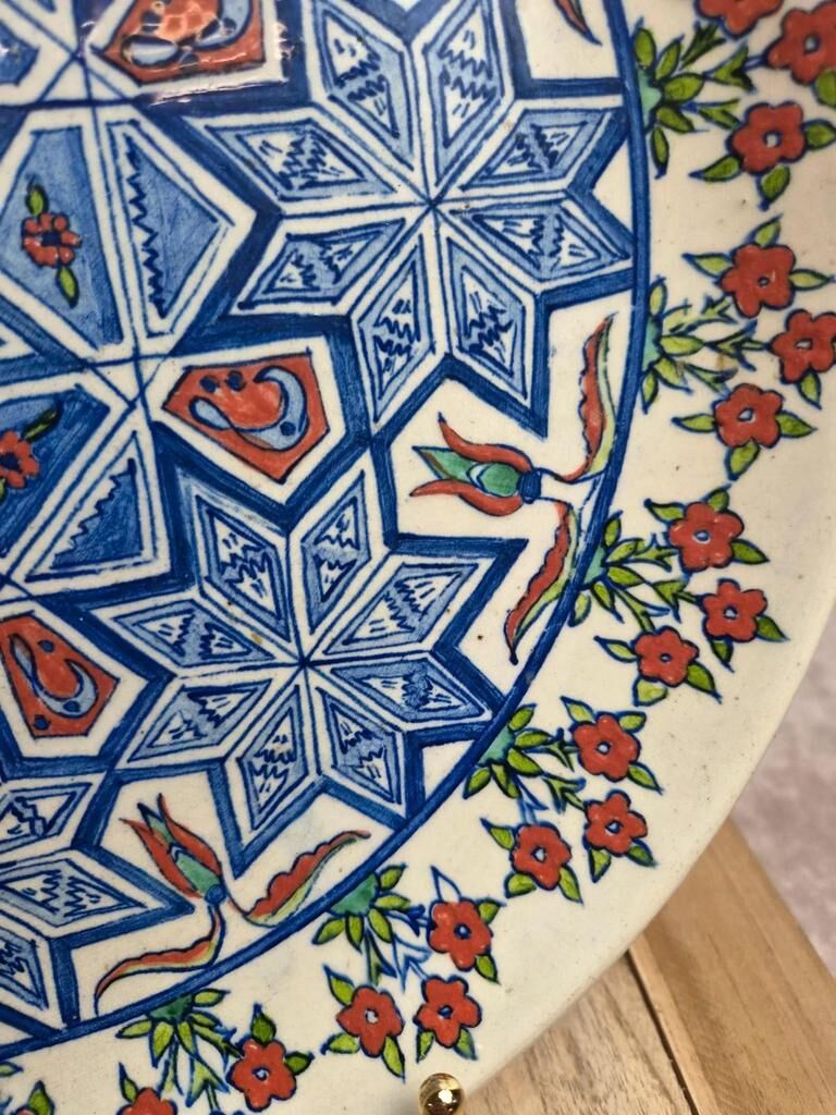 Large vintage wall plate in ceramic from Kütahya, signed – hand-painted oriental decoration.