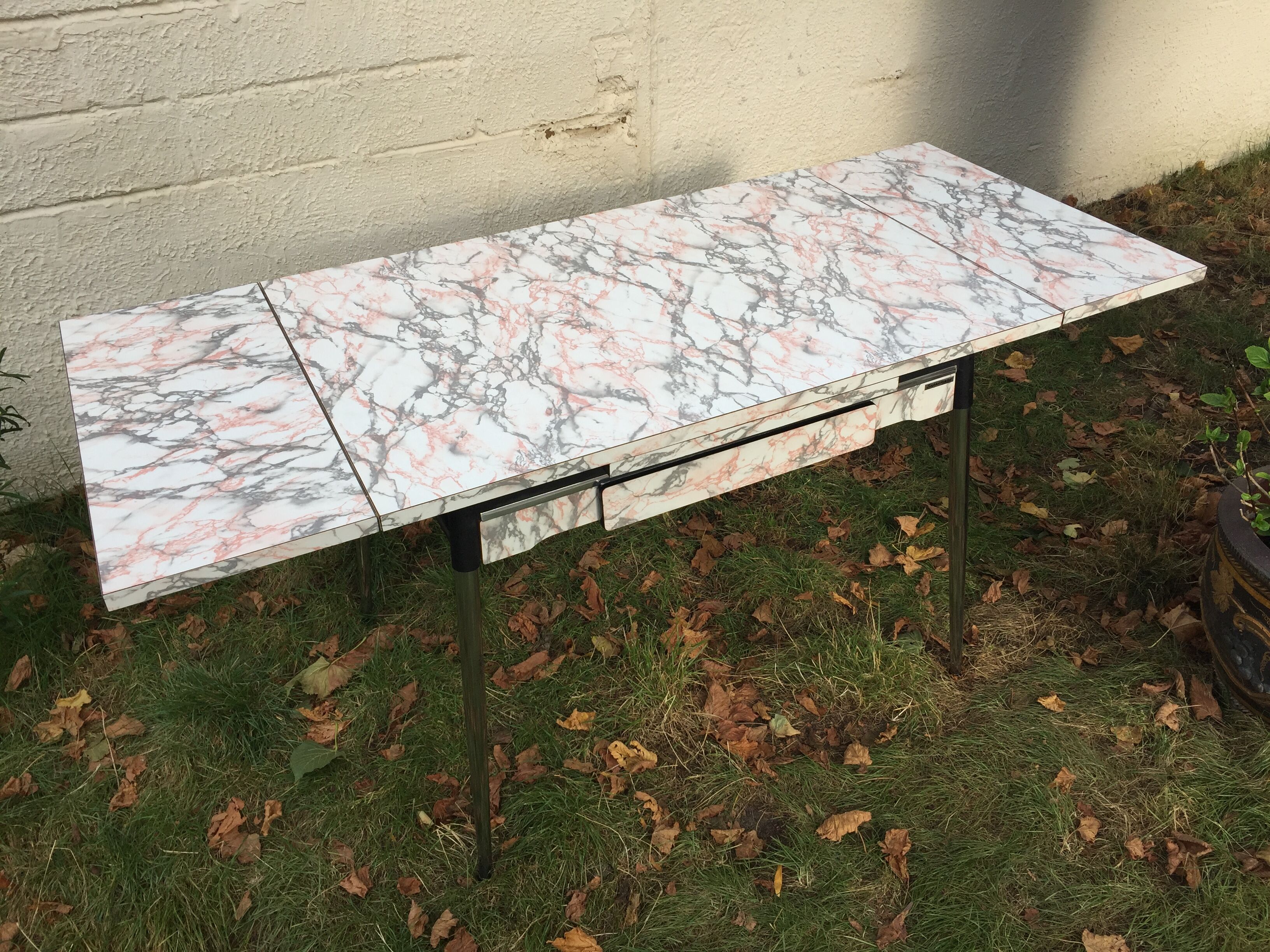 Table formica white grey marble, pink Supermatic