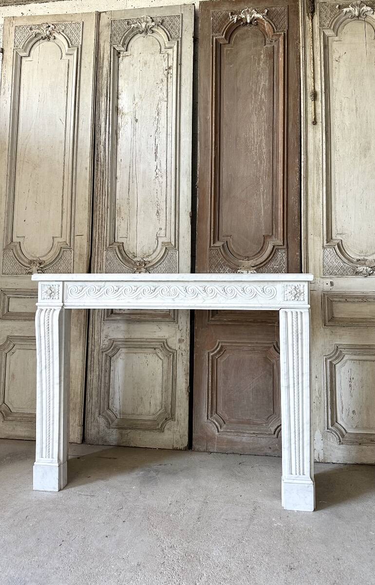 Louis XVI fireplace in white marble, 19th century.