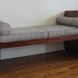 Lit de repos contemporain en wengé réalisé sur mesure