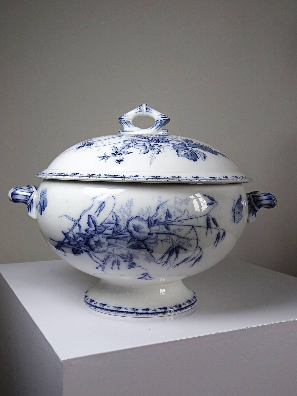 Fine earthenware soup tureen Sarreguemines model Carmen, blue decoration 19th-20th century.