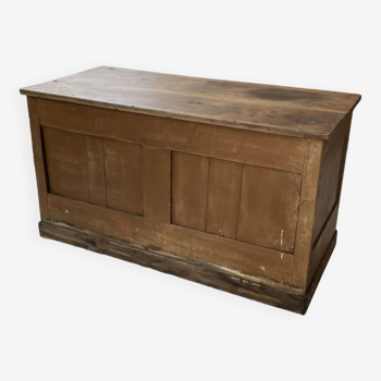 Central island trading counter in walnut