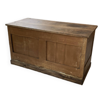 Central island trading counter in walnut