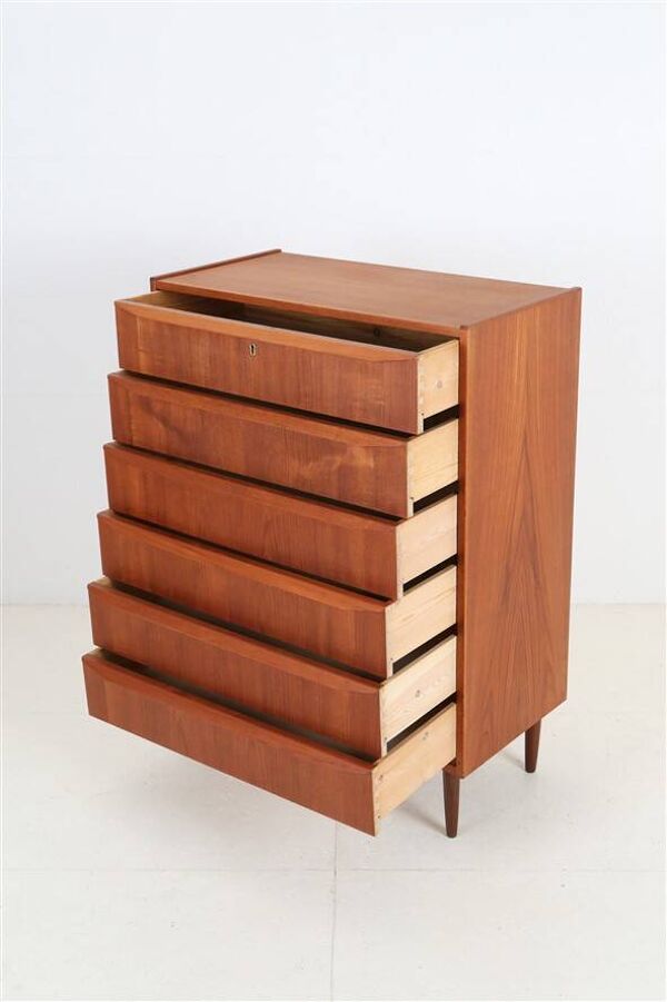 Grand coffre de rangement en teck des années 60 / commode haute / design danois moderne
