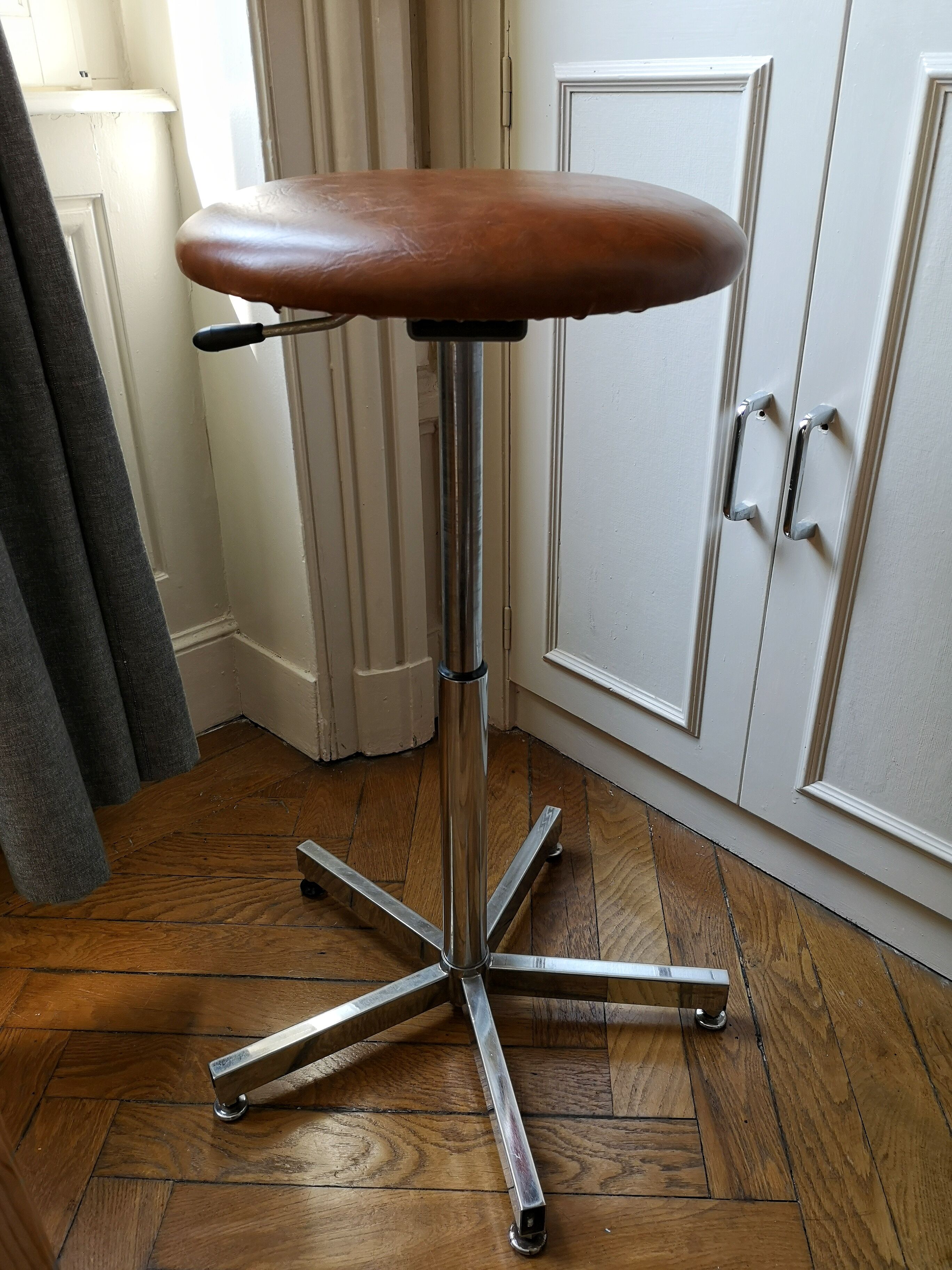 Tabouret d'usine cuir vintage industriel, designer kor