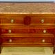 Commode de style Louis XVI, 4 tiroirs, marbre rose