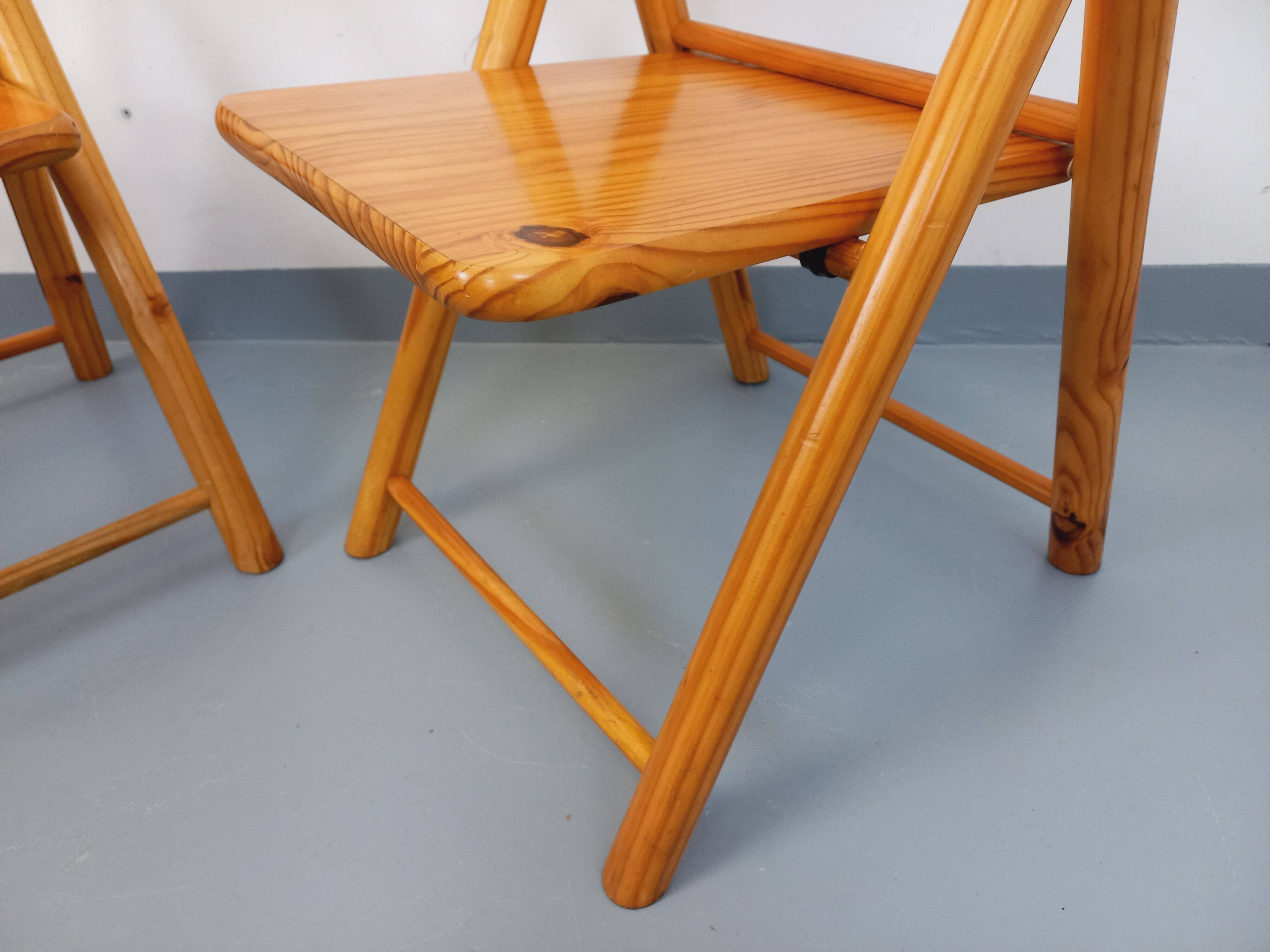 Pair of vintage folding chairs in pine from the 70s and 80s.