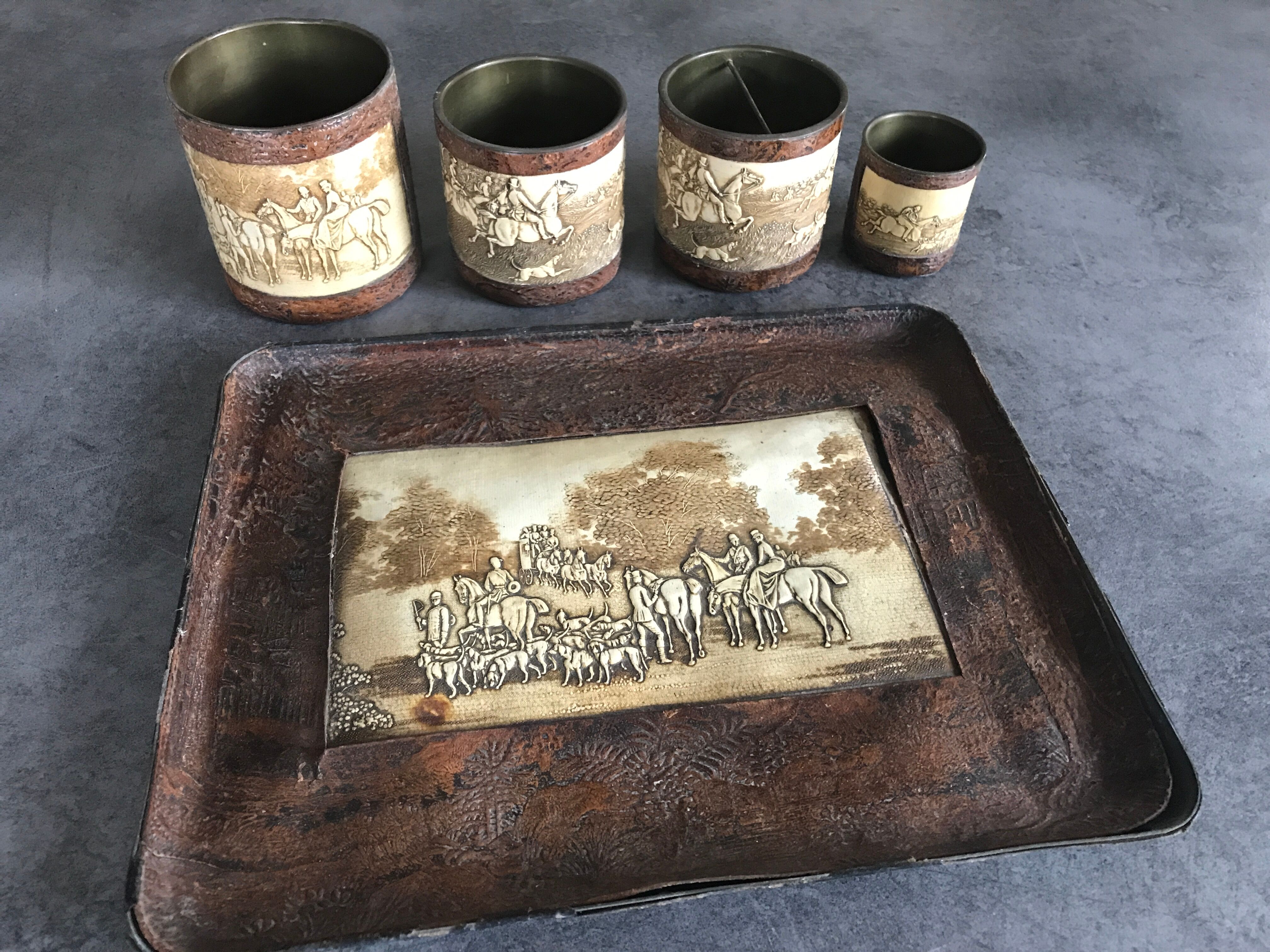 Nécessaire de bureau ancien laiton et cuir, 1 plateau avec 4 pots décor chasse à courre