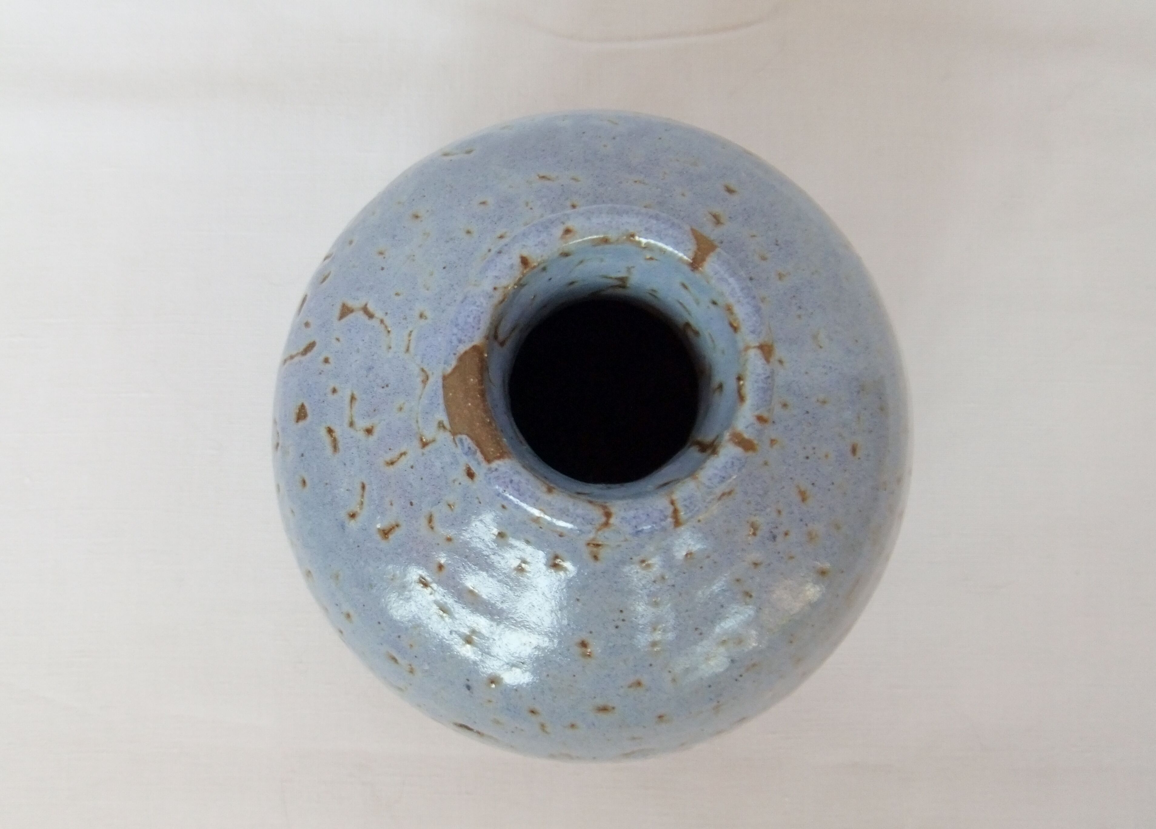Vase boule céramique signée bleu Accolay ou autre 16 cm