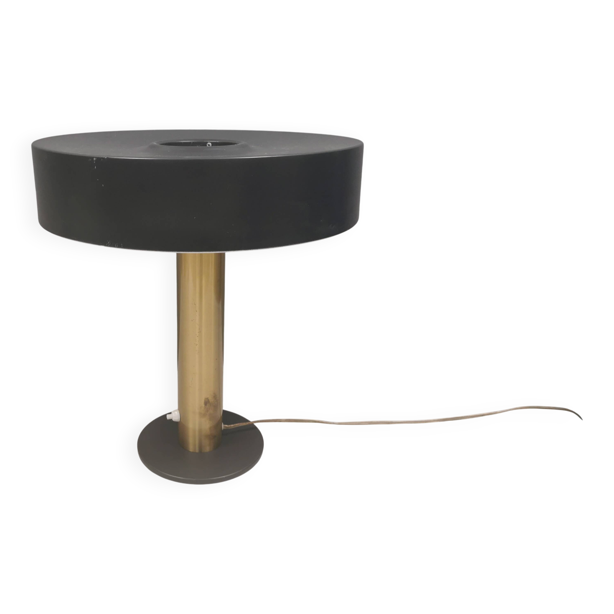 Lampe de table danoise avec une base en laiton massif et un abat-jour en métal laqué gris.