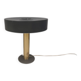 Lampe de table danoise avec une base en laiton massif et un abat-jour en métal laqué gris.