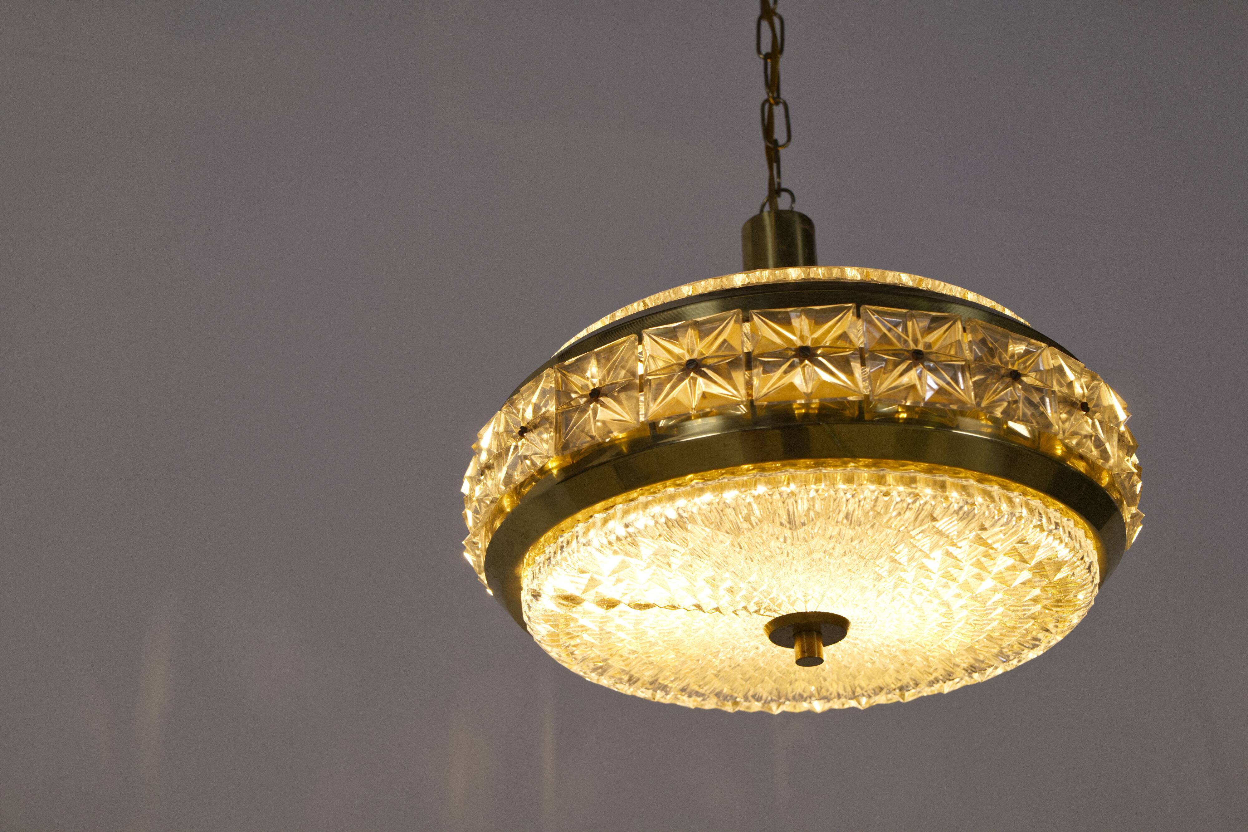 Vitrika 'Prizmpendel' brass and pressed glass pendant lamp