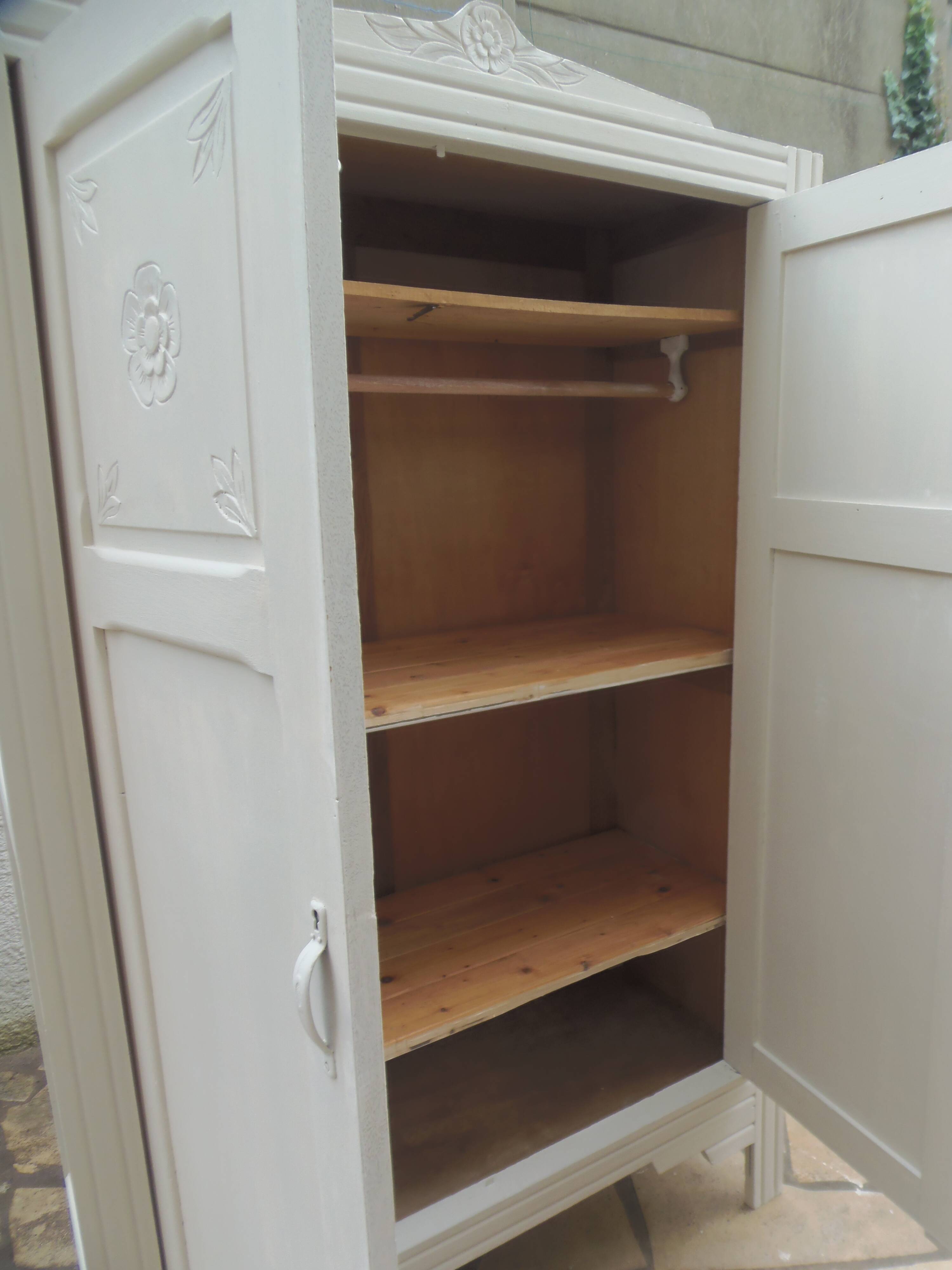 Armoire Art Déco réenchantée en beige.