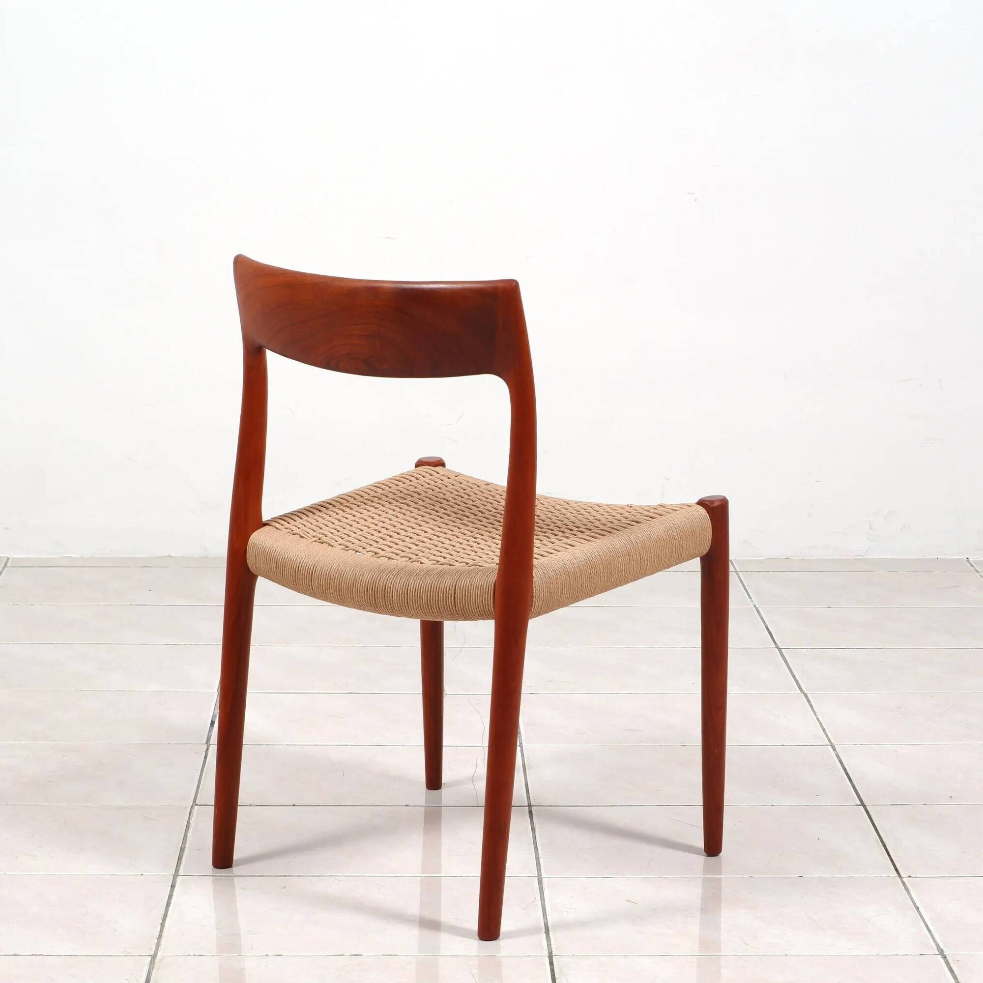 Ensemble de 2 chaises de salle à manger en teck « Modèle 77 » de Niels Moller, avec cordon de papier