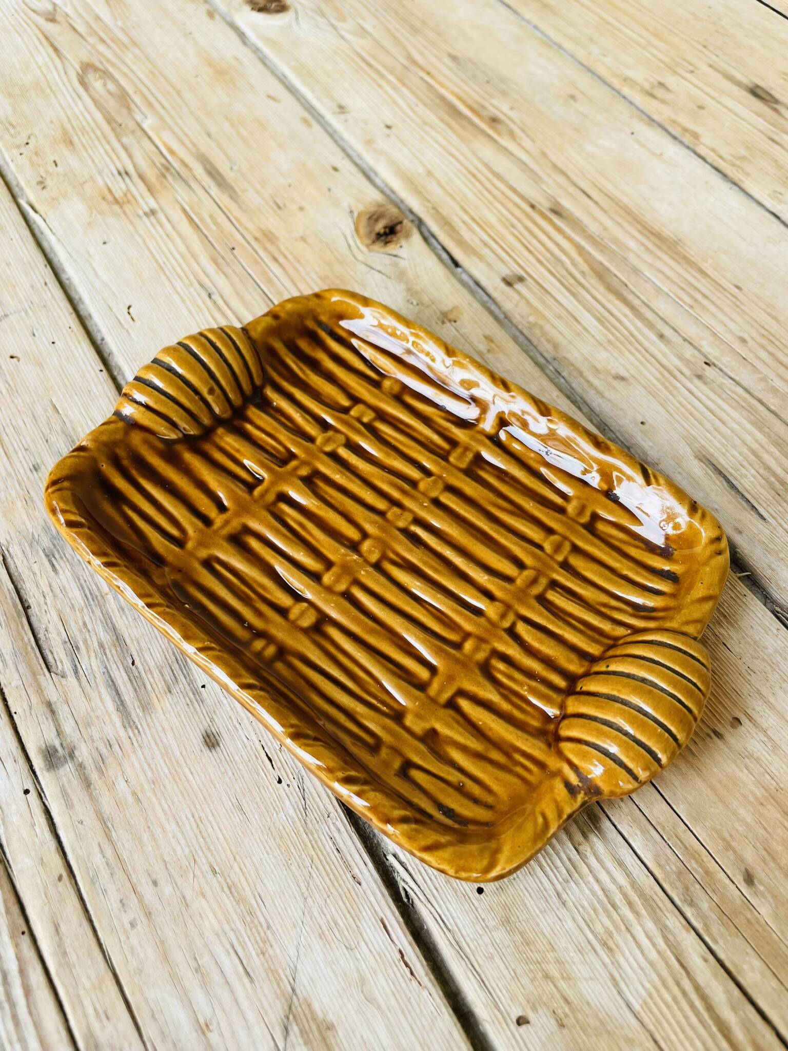 Butter dish in slip