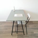 Bureau moderniste et sa chaise
