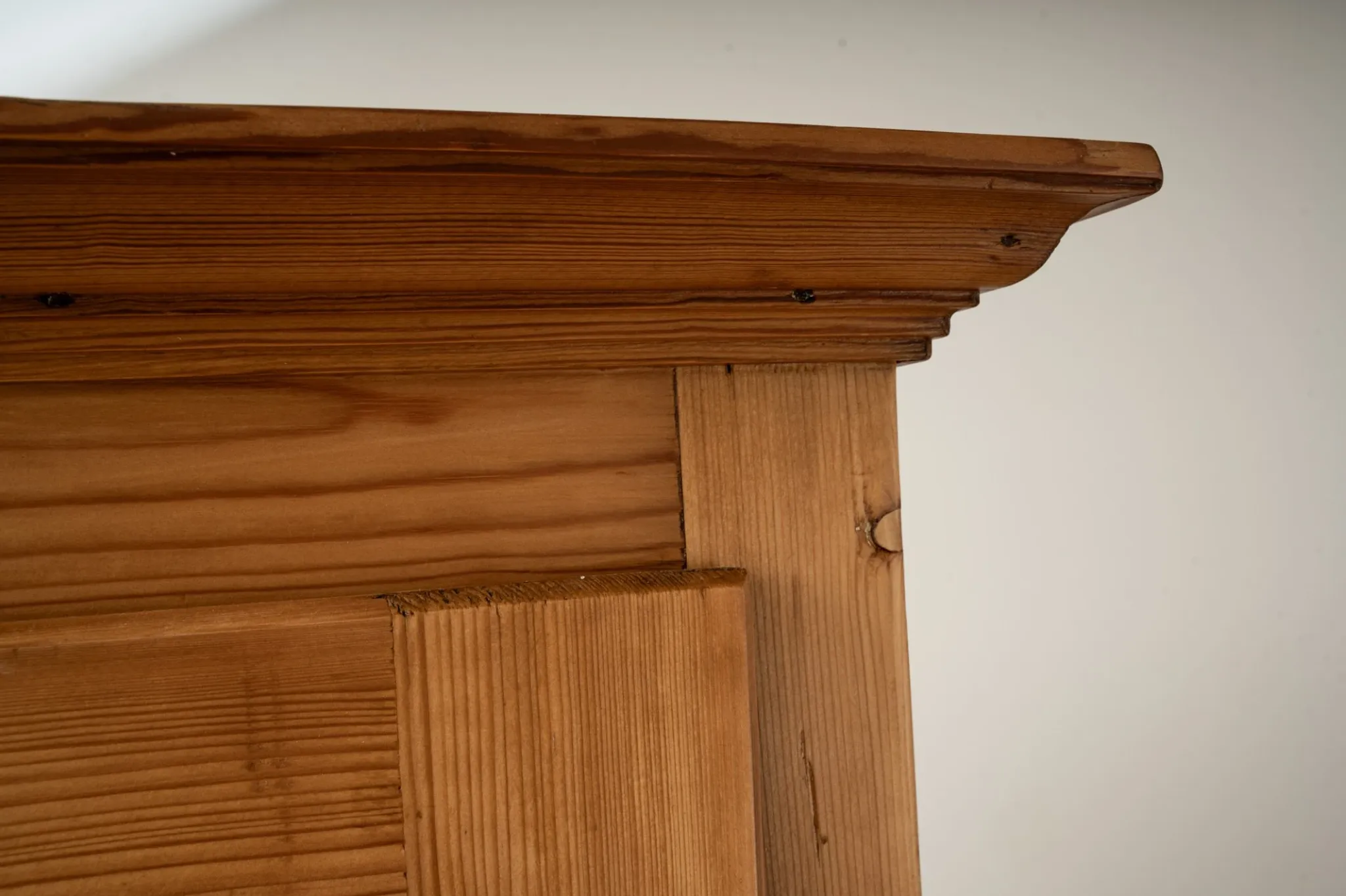 Antique German Pine Wardrobe with Hanging Rail and Shelf, Late 19th Century