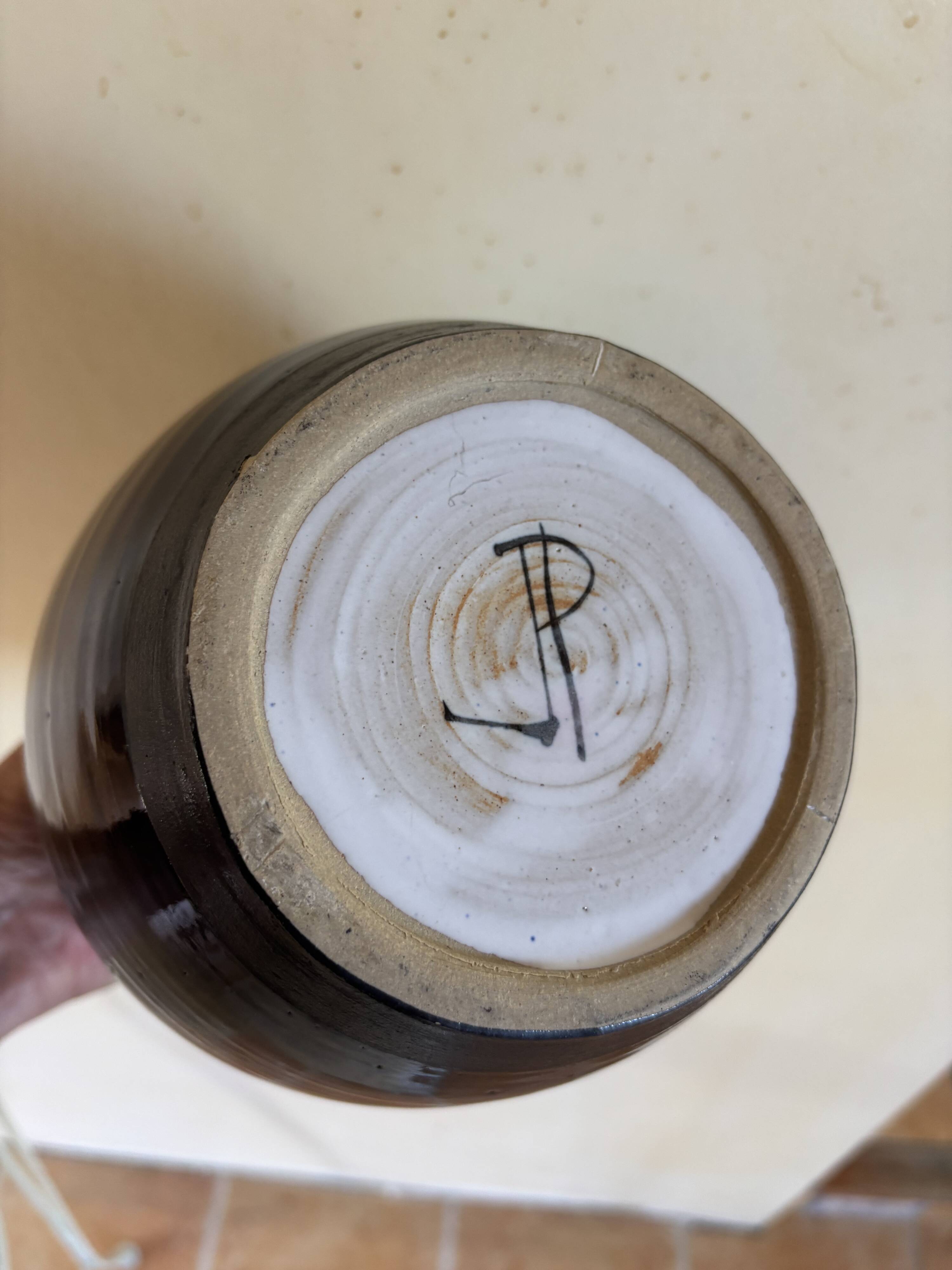 Vase en grès émaillé à couverte sombre. Monogramme JP Jacques Pouchain.