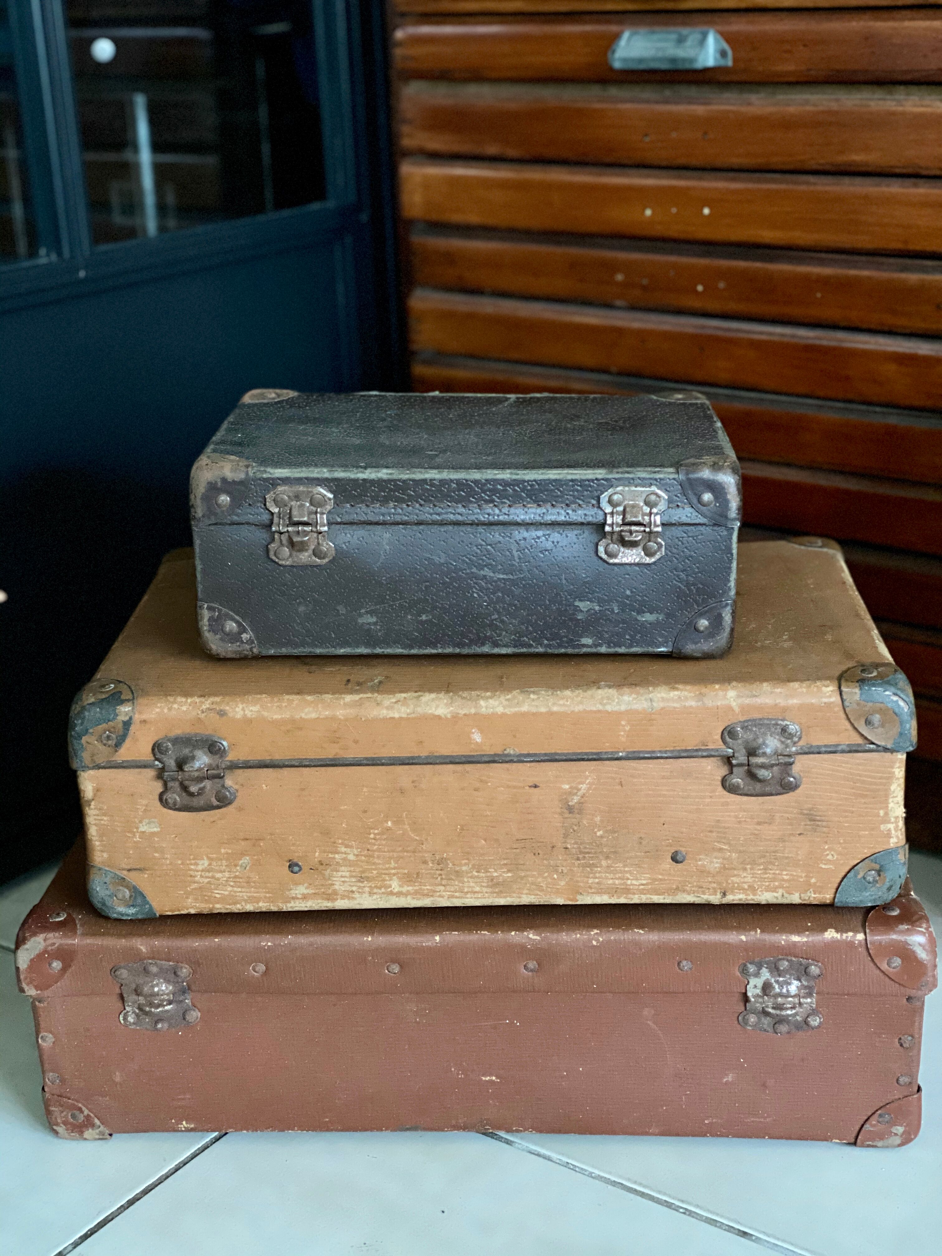 Lot of 3 vintage suitcases