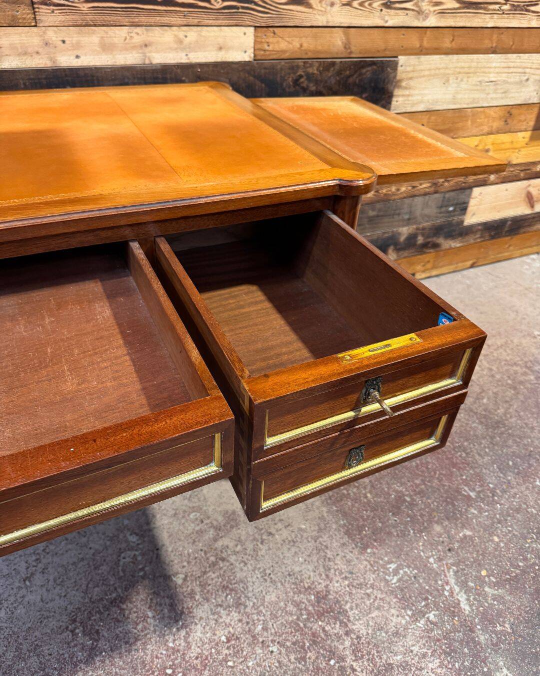 Louis XVI style desk - Walnut & Leather - 1970s