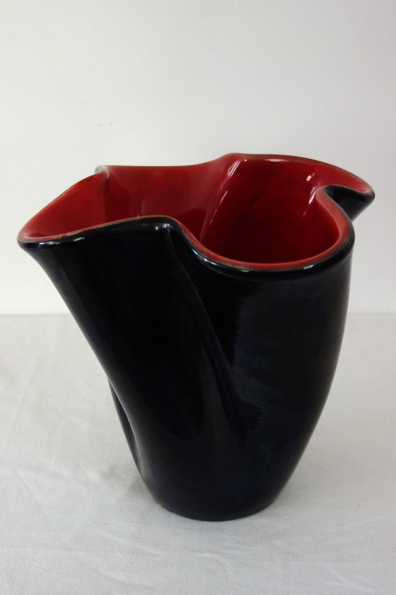 Grand vase bicolore rouge et noir par Elchinger, France, 1950s
