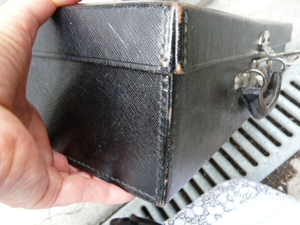 Valise en cuir avec couronne de baron et monogramme mw