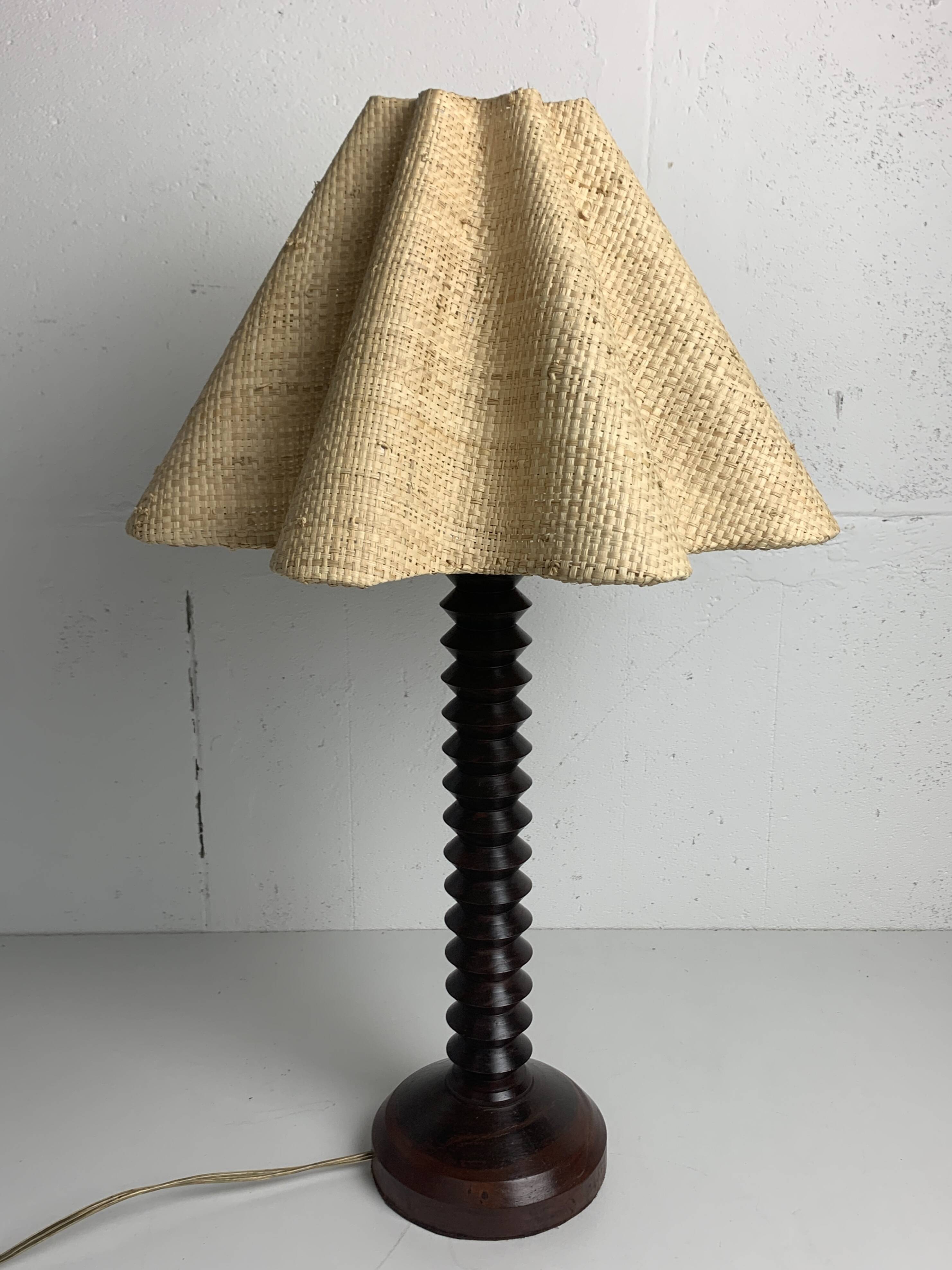 Lampe de table française en bois tourné dans le style de Charles Dudouyt, années 1950