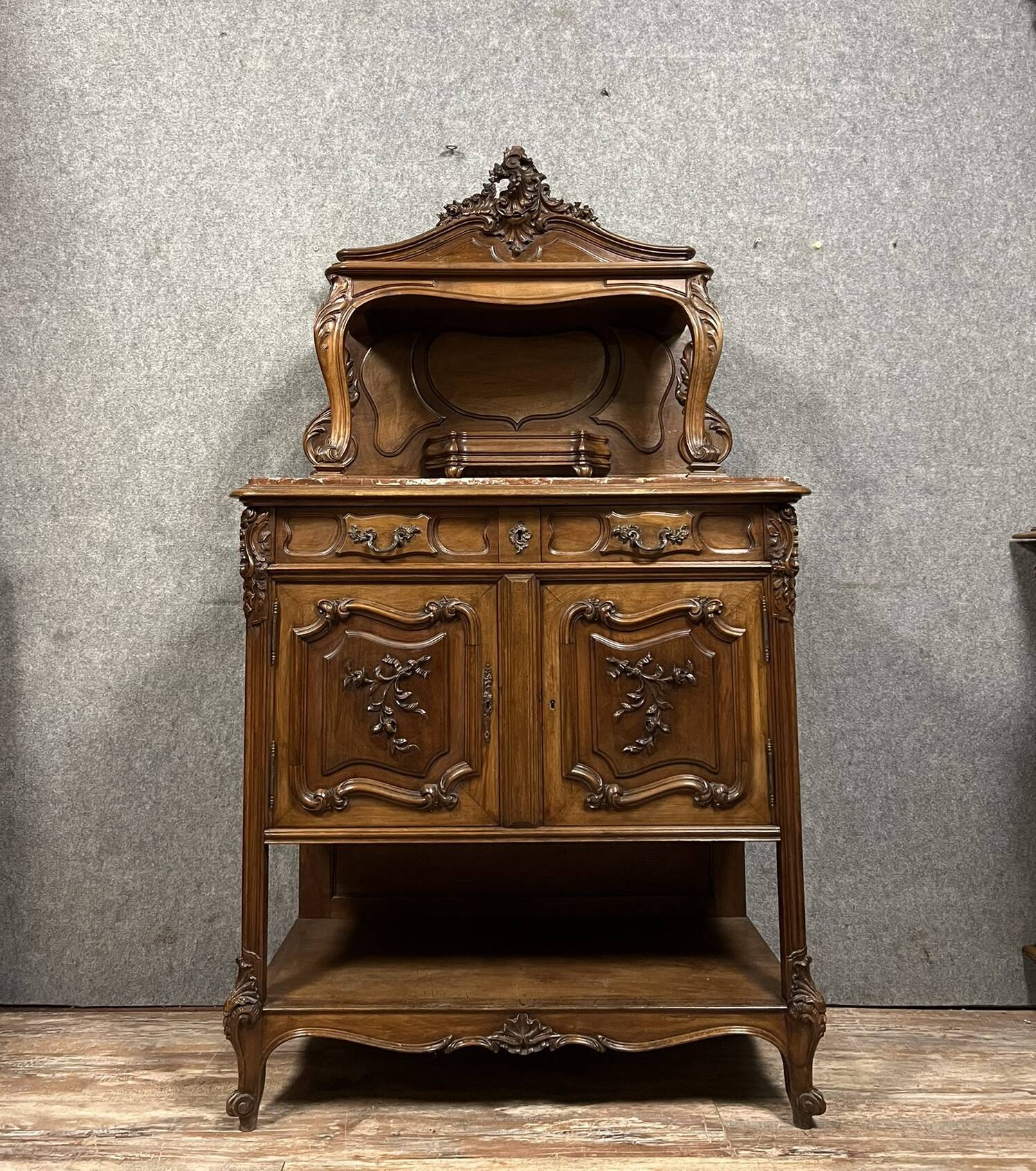 Buffet Louis XV en noyer vers 1850