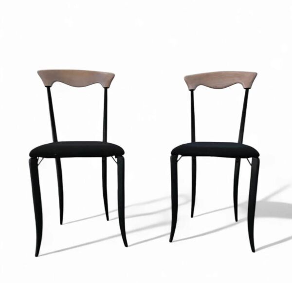 2 chaises de salle à manger Charme par Fasem sont une œuvre maîtresse mince mais robuste des années 1980.