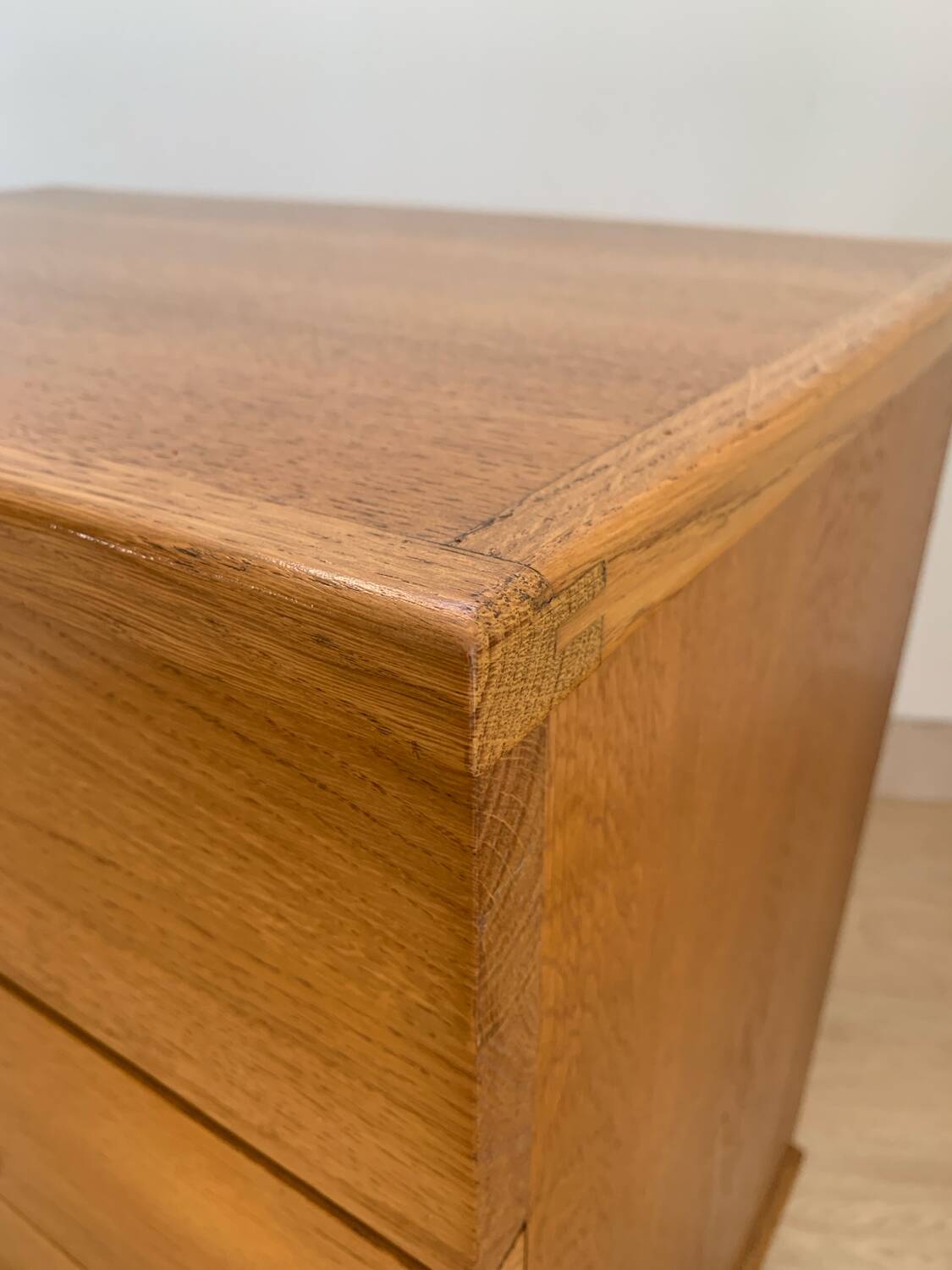 Commode pieds compas