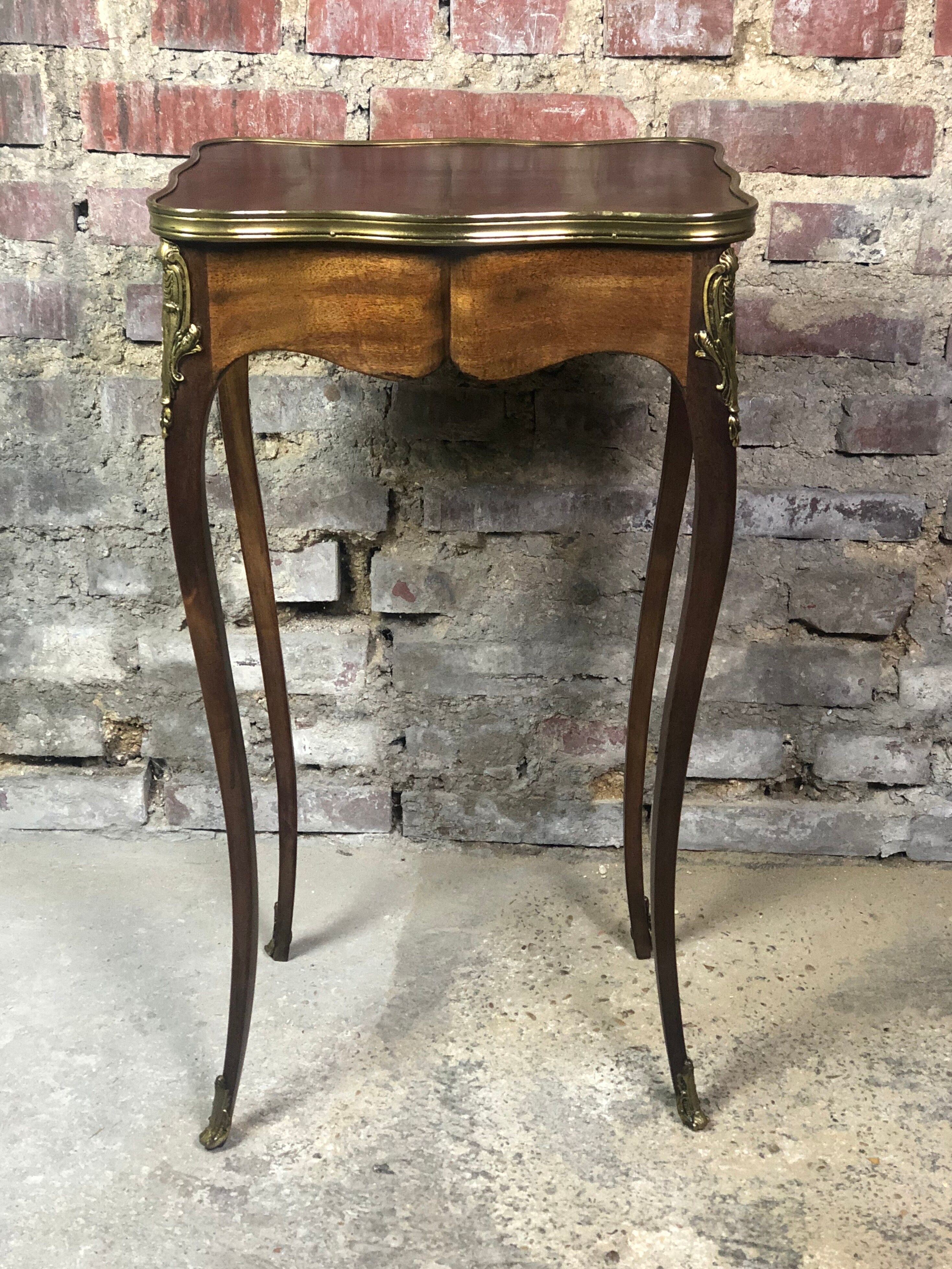 Side table Louis XV style curved in blond mahogany decorated bronze