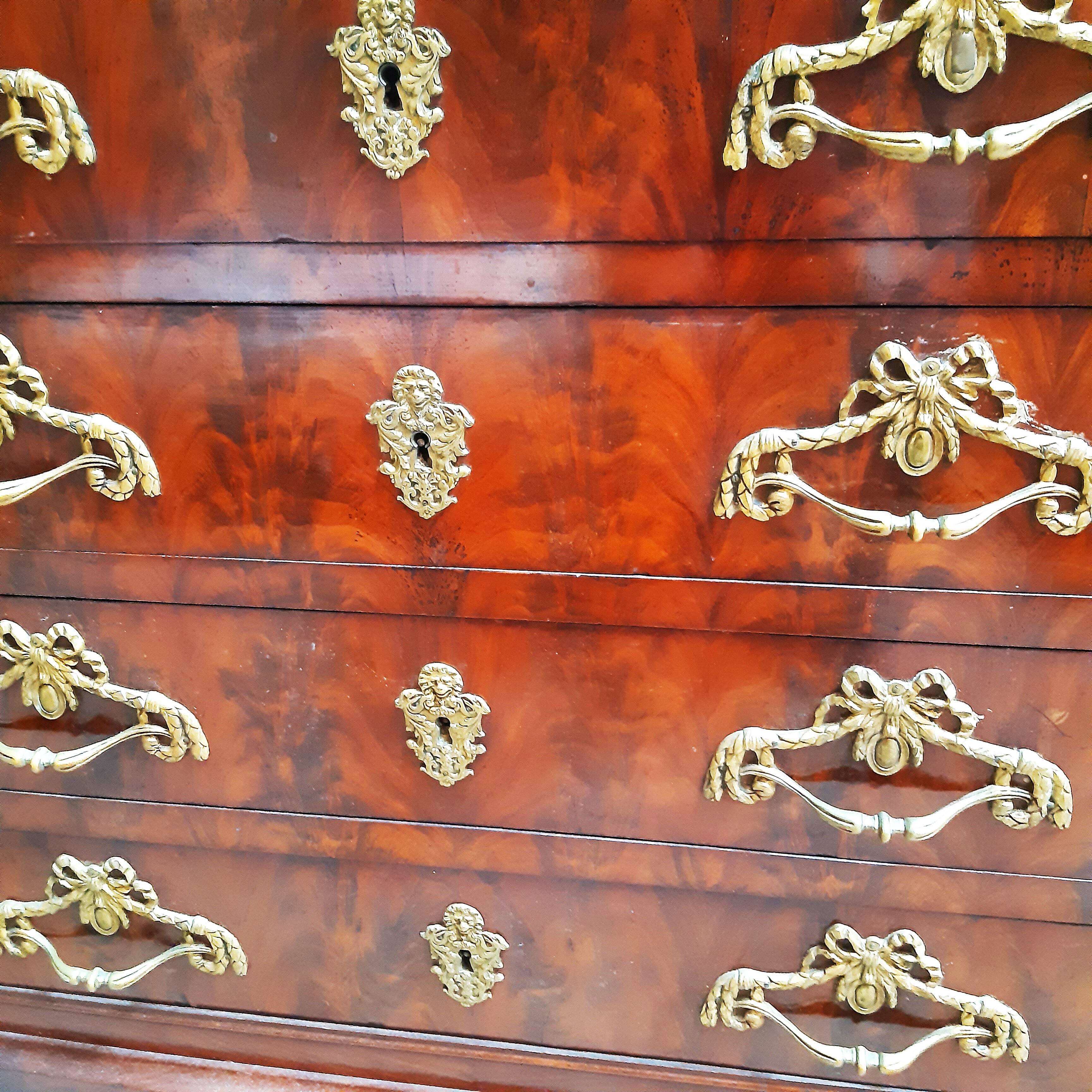 Commode ancienne avec plateau en marbre et placage en acajou