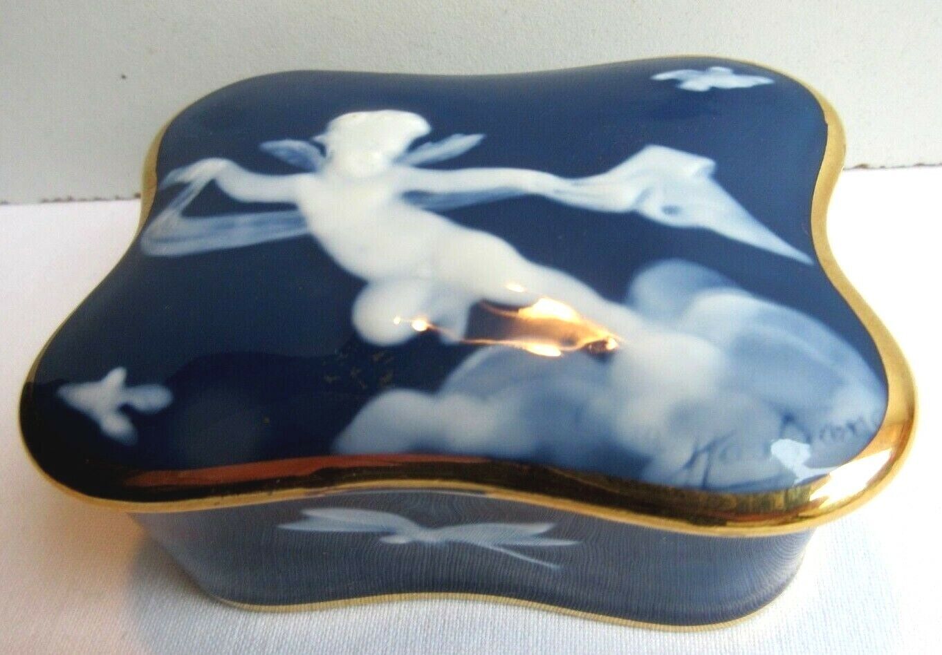 Boite à bijoux porcelaine fine signée Chaufriasse Limoges: Angelot et papillons