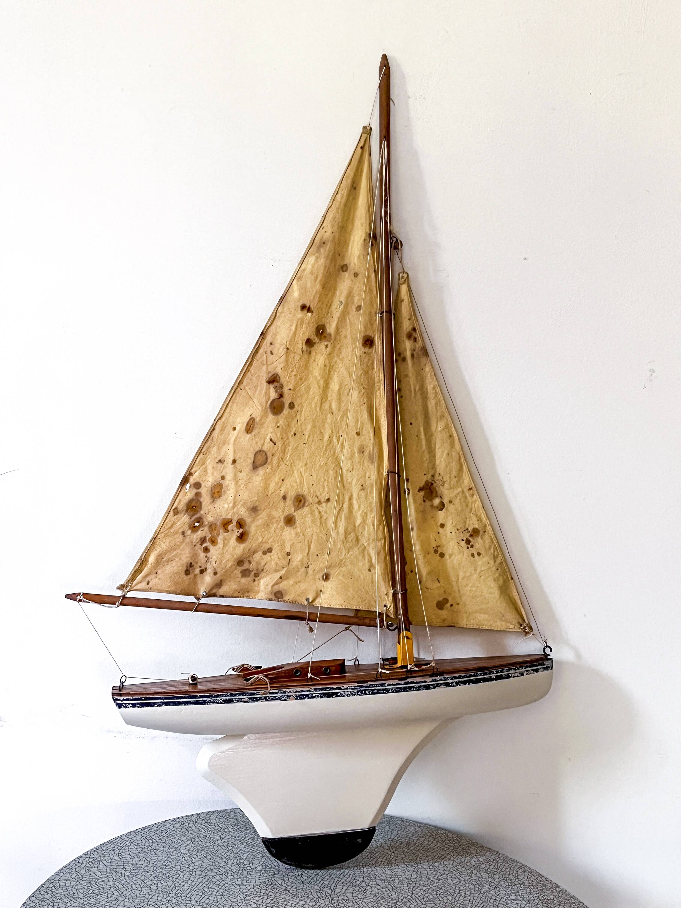 Borda wooden pond sailboat "Le Chat", navigable antique toy.