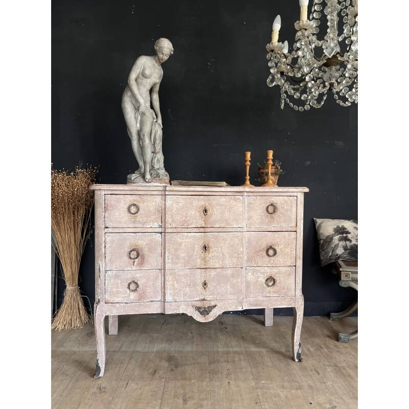 Distressed chest of drawers