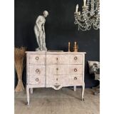 Distressed chest of drawers