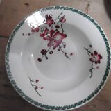 Cinq assiettes creuses  en faïence dépareillées