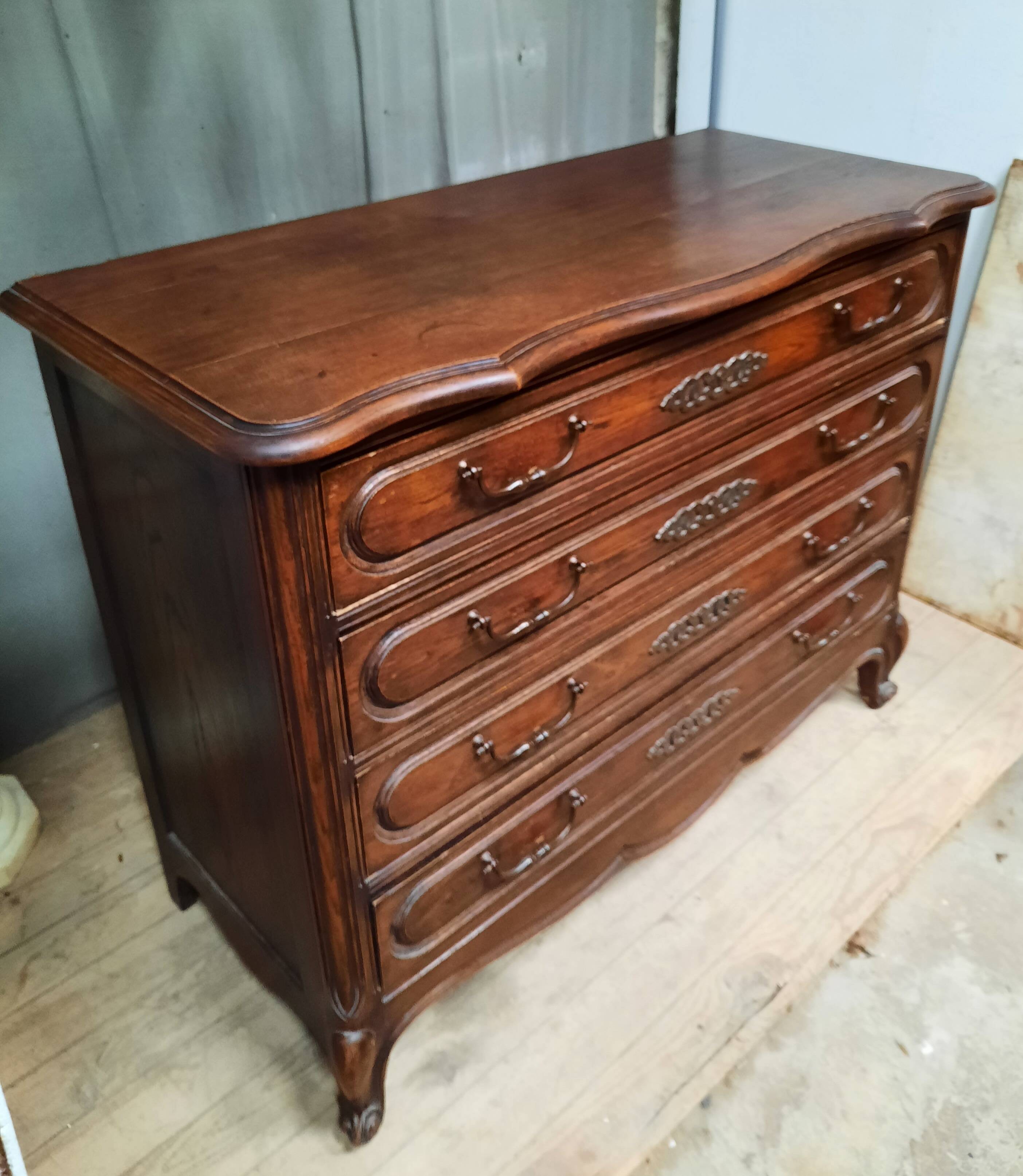 Oak chest of drawers