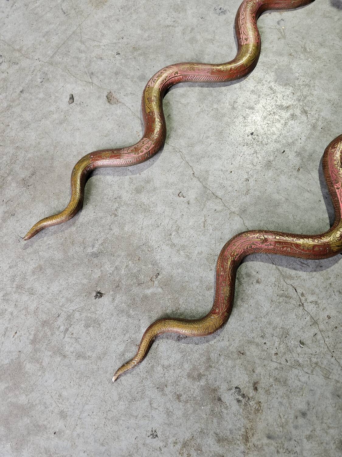 Paire de bougeoirs muraux en bronze figurant un serpent, 1960