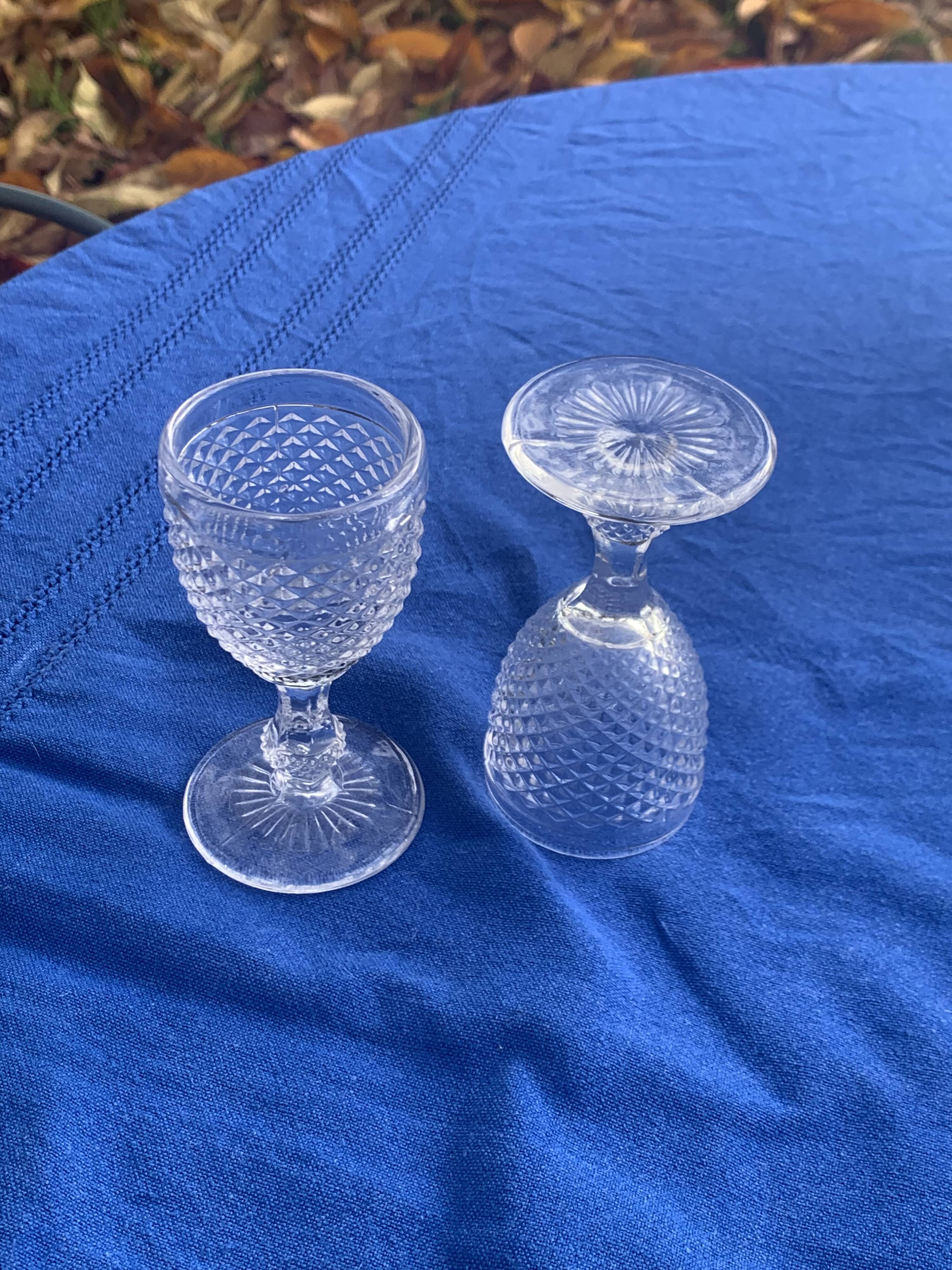Elegant service consisting of a carafe, 3 wine glasses and 6 diamond pattern aperitif glasses