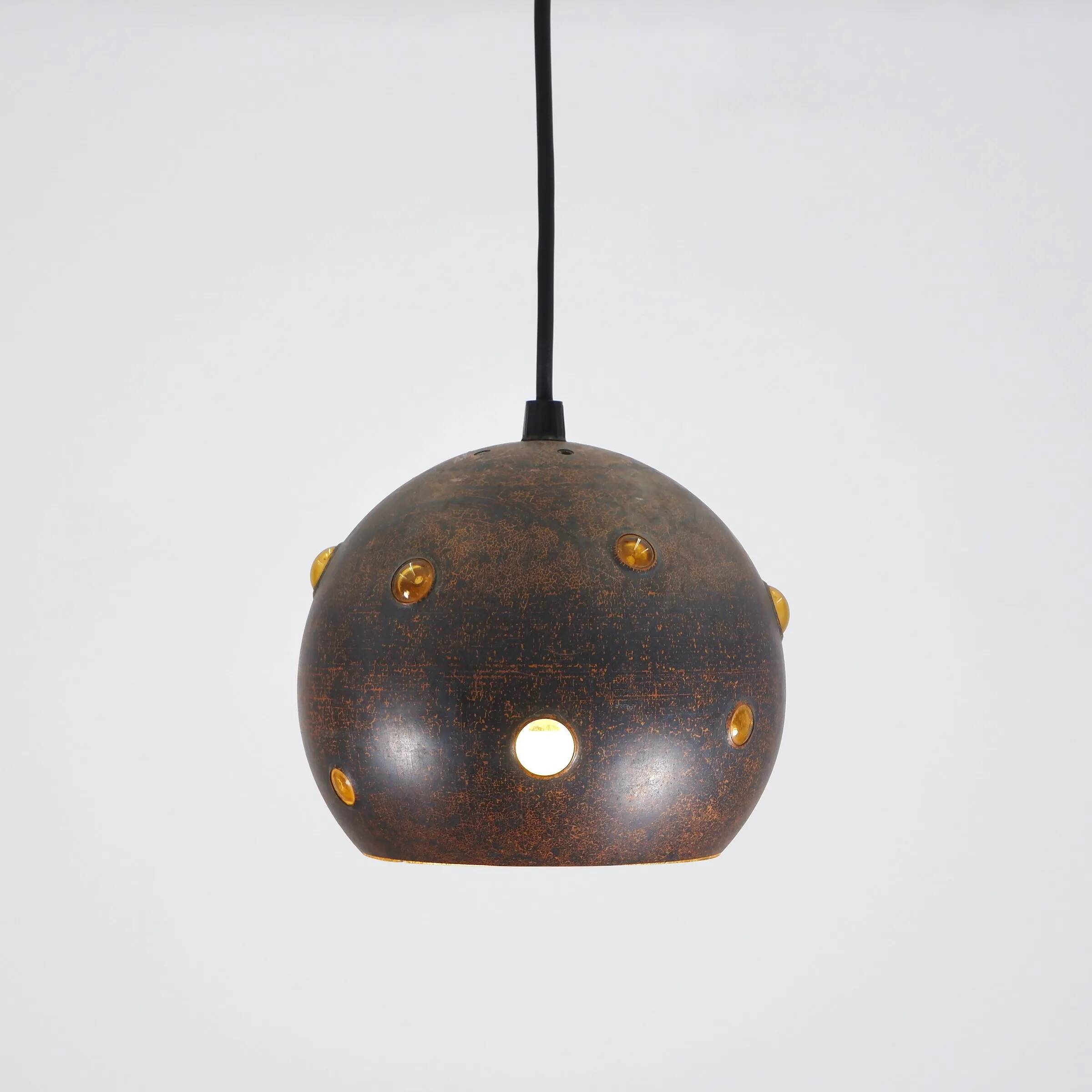 Lampe suspendue brutaliste globulaire en cuivre / verre par Peill & Putzler