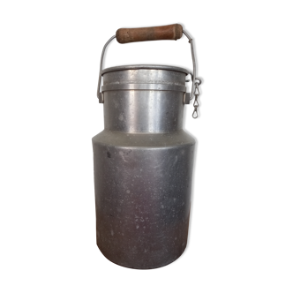 Milk can with lid