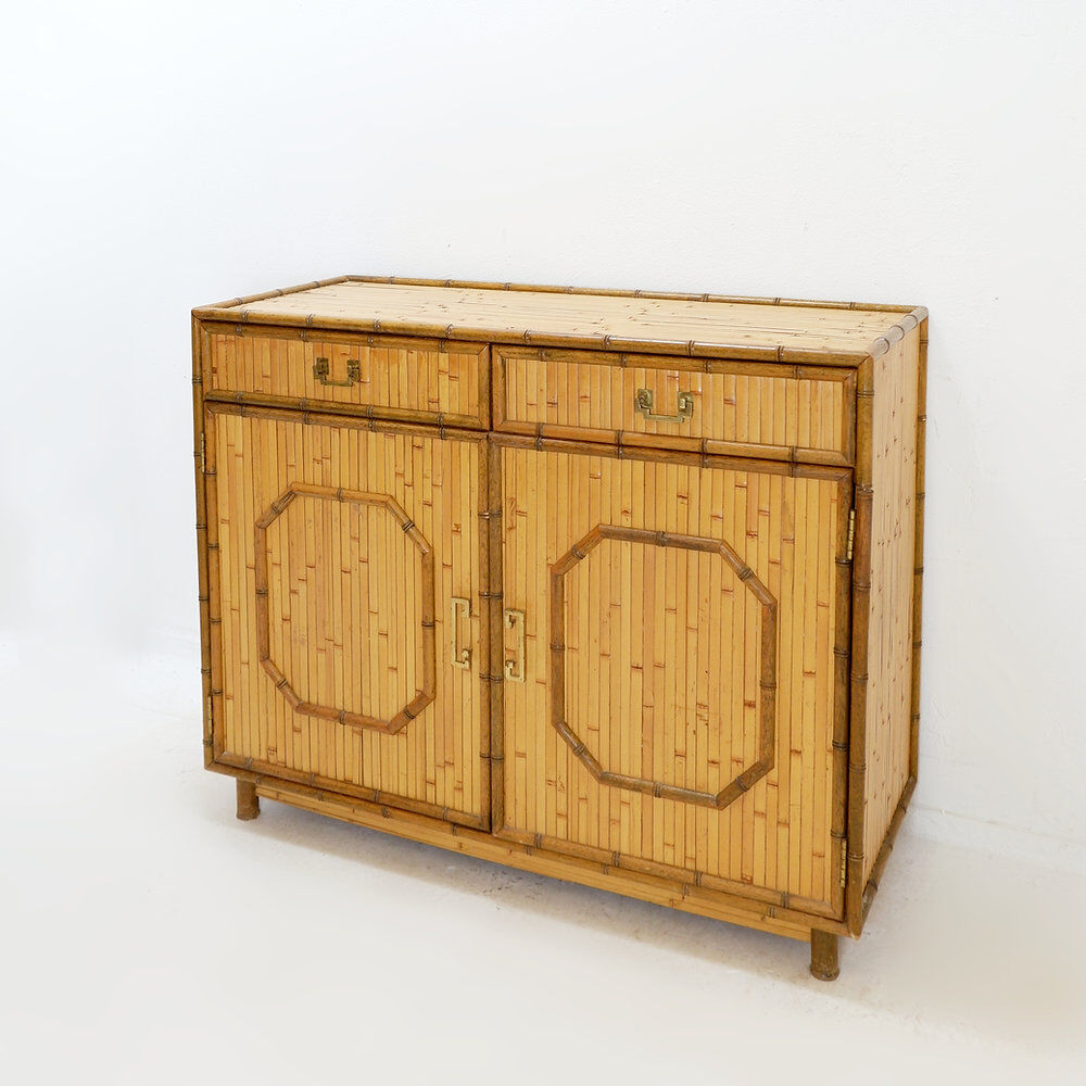 Commode en bambou avec 2 portes et 2 tiroirs - poignées en laiton, vers 1960.