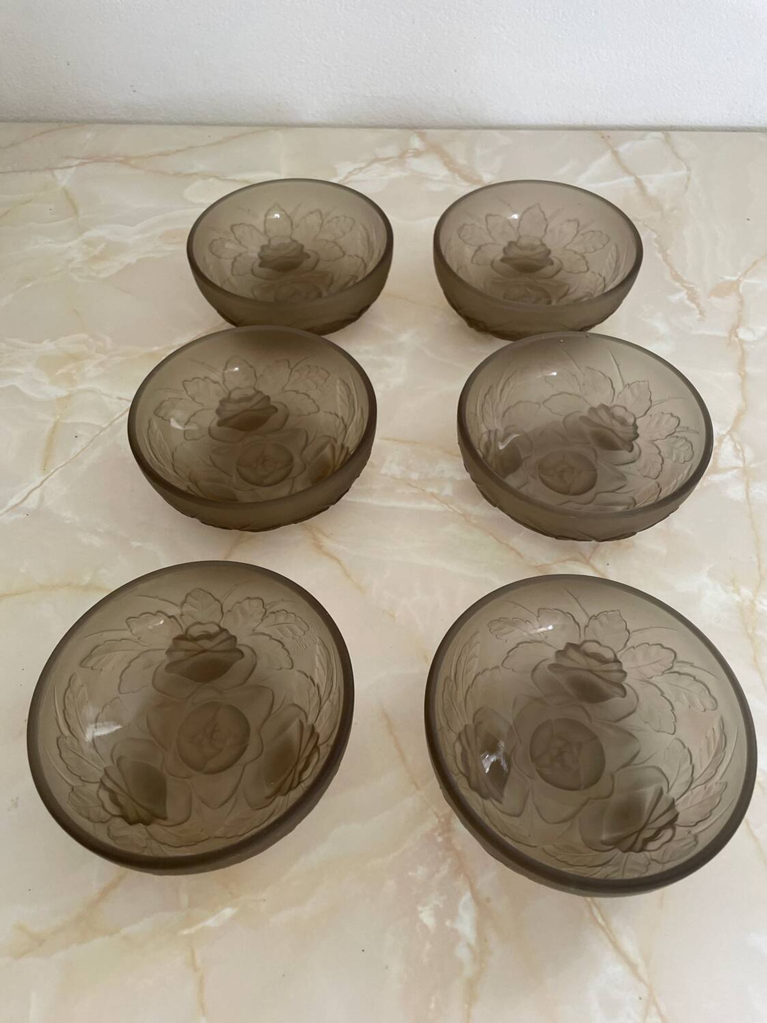 Saladier et ramequins verre fumé signés Muller frères.
