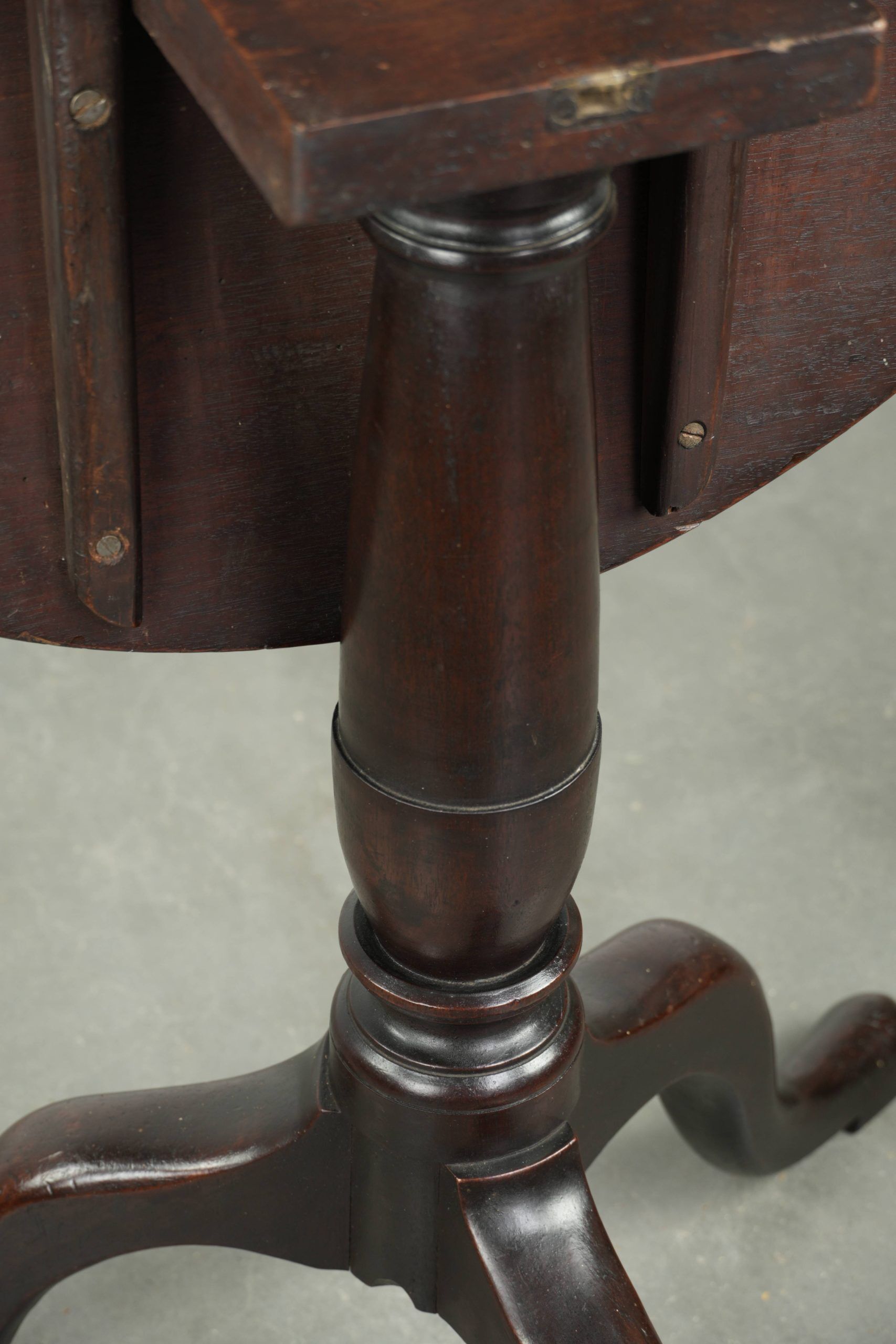 Round antique English tilt-top table/side table from the early 19th century
