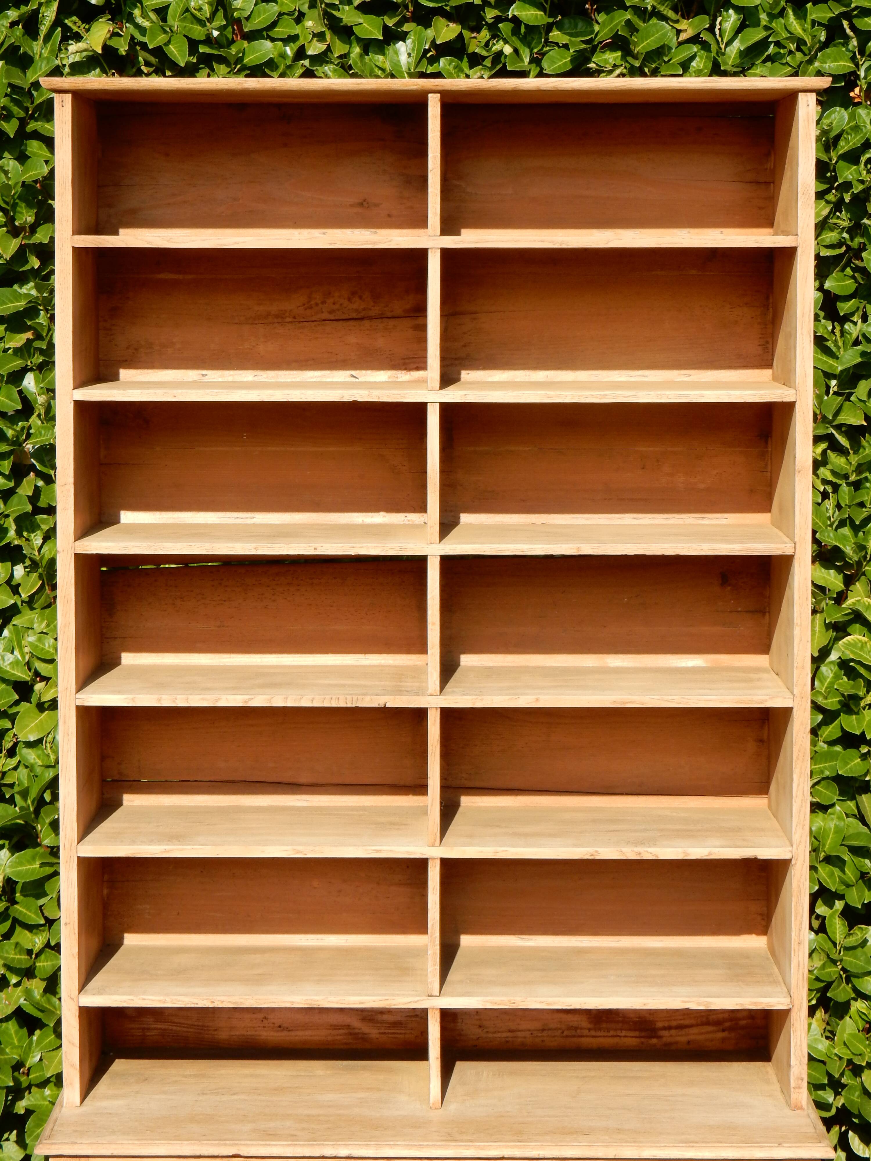 Superbe ancien meuble de métier à casiers et placard en chêne massif